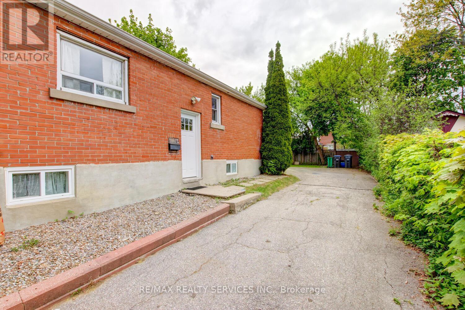 29 Woodward Avenue, Brampton, Ontario  L6V 1K2 - Photo 32 - W12346900