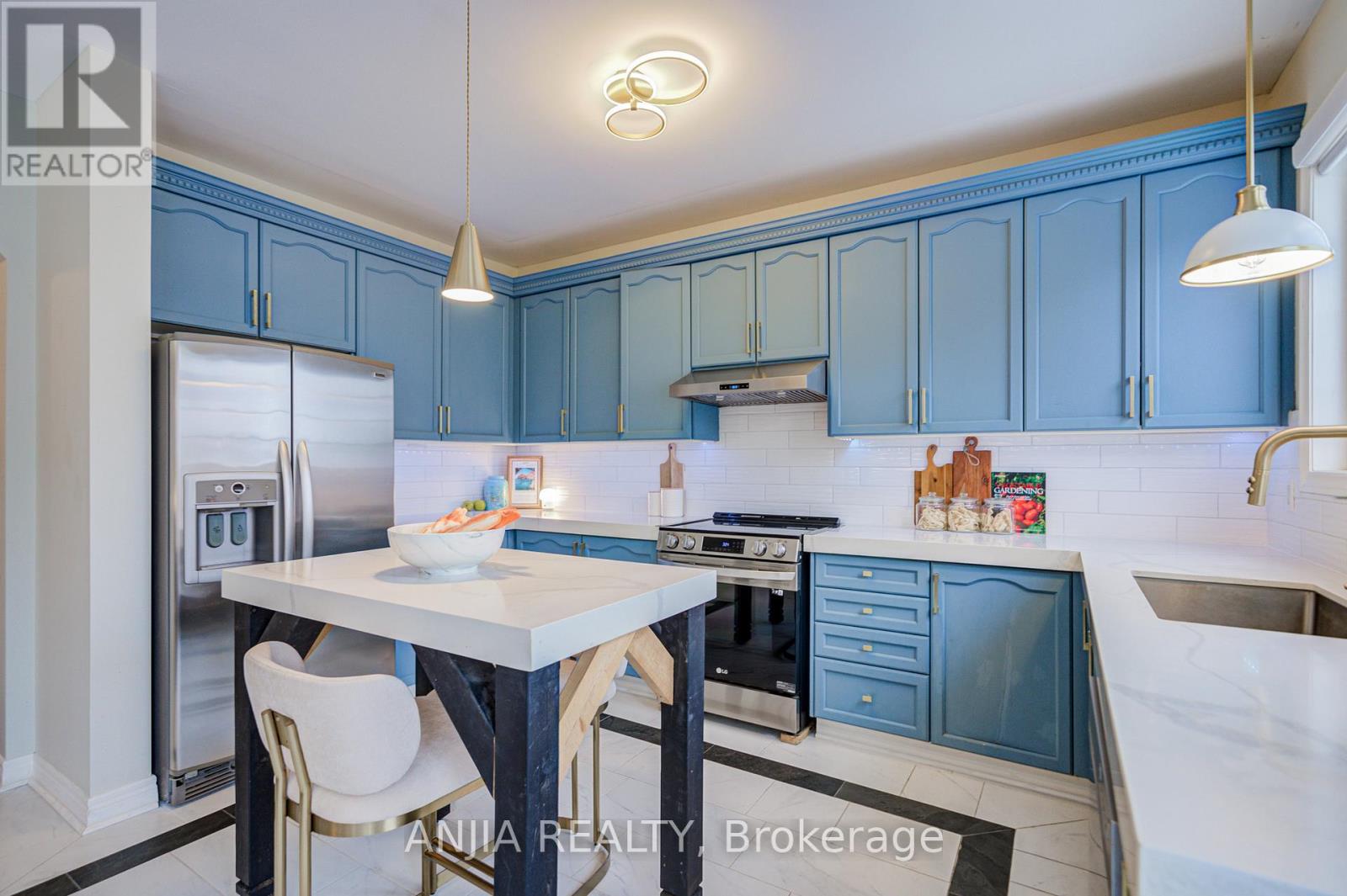 70 Fairlee Circle, Whitchurch-Stouffville, Ontario  L4A 0V3 - Photo 17 - N12528592