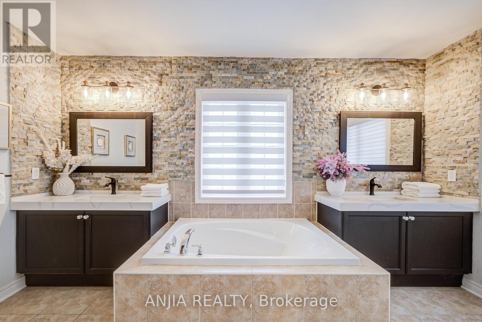 70 Fairlee Circle, Whitchurch-Stouffville, Ontario  L4A 0V3 - Photo 28 - N12528592