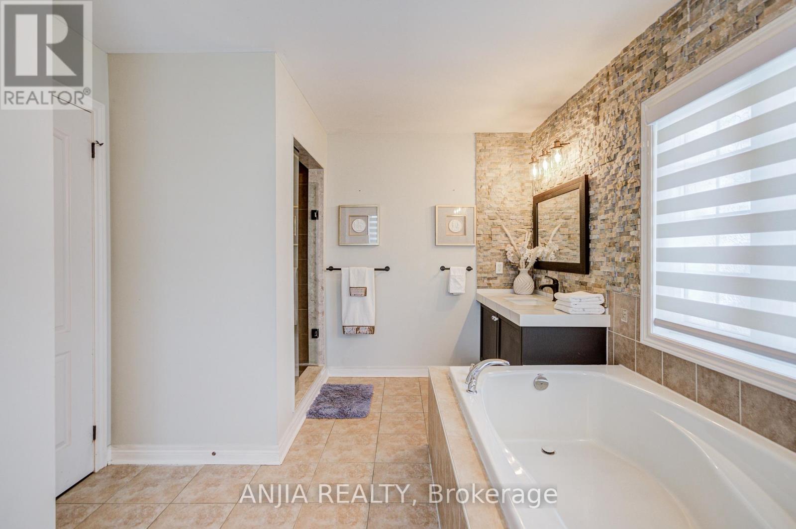 70 Fairlee Circle, Whitchurch-Stouffville, Ontario  L4A 0V3 - Photo 29 - N12528592