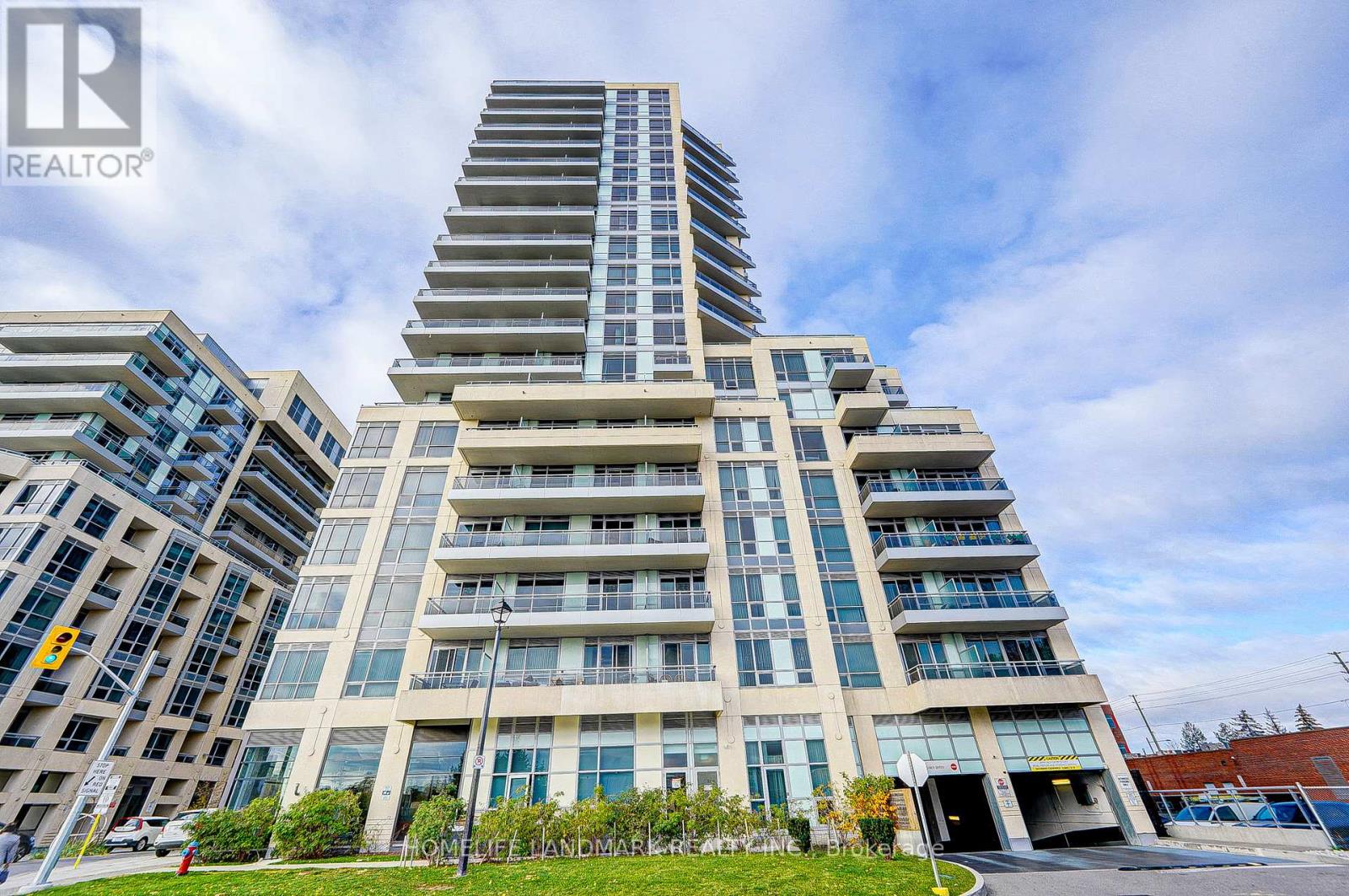 1401 - 9205 Yonge Street, Richmond Hill, Ontario  L4C 1V5 - Photo 2 - N12528618