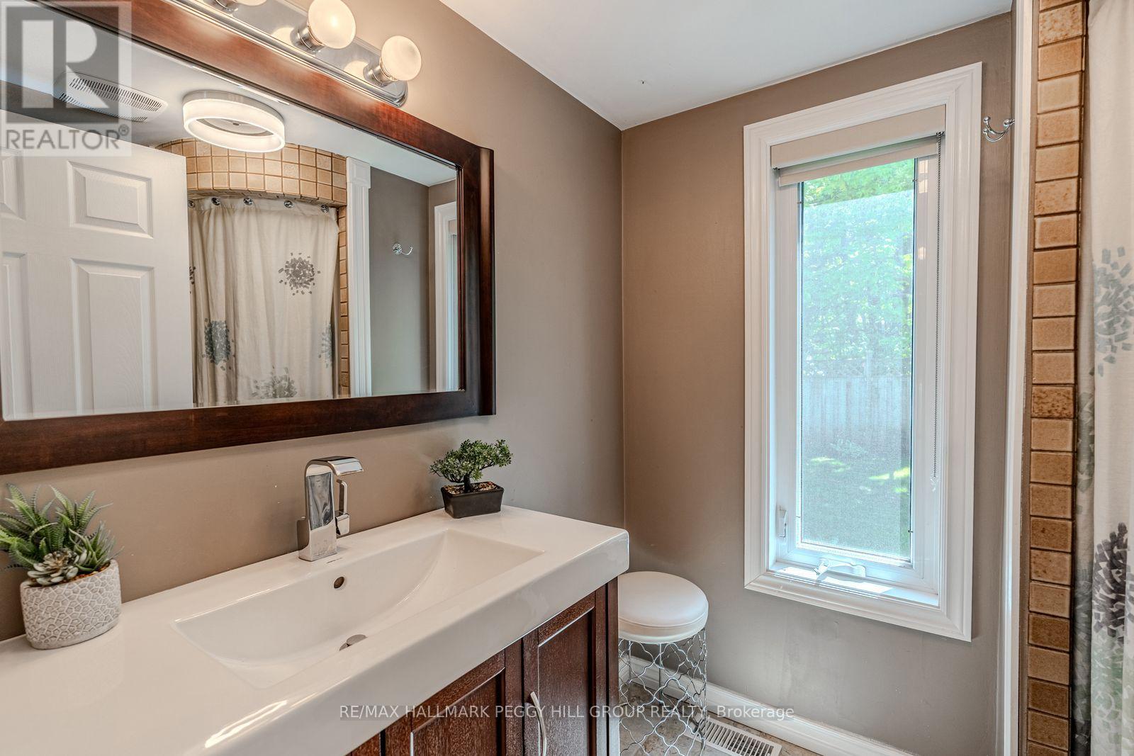 1105 St Vincent Street, Springwater, Ontario  L9X 0M6 - Photo 9 - S12461276