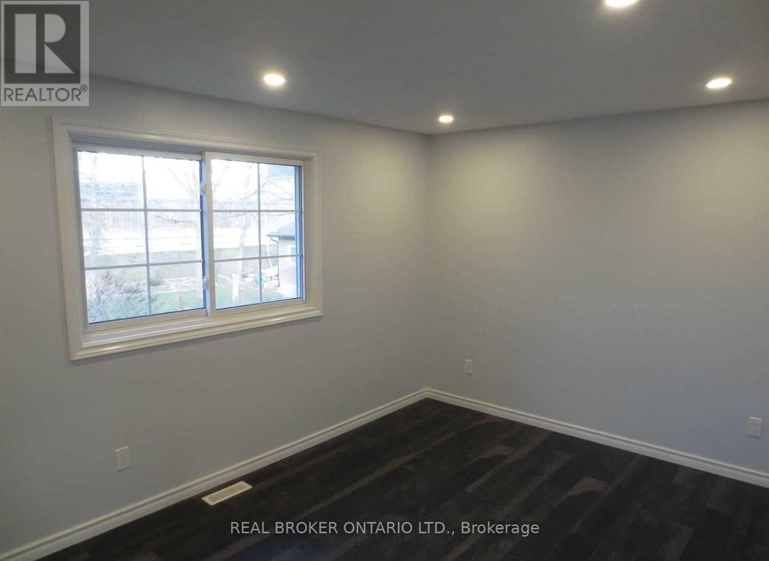 Upper - 18 Chippawa Court, Barrie, Ontario  L4M 5N8 - Photo 18 - S12528570