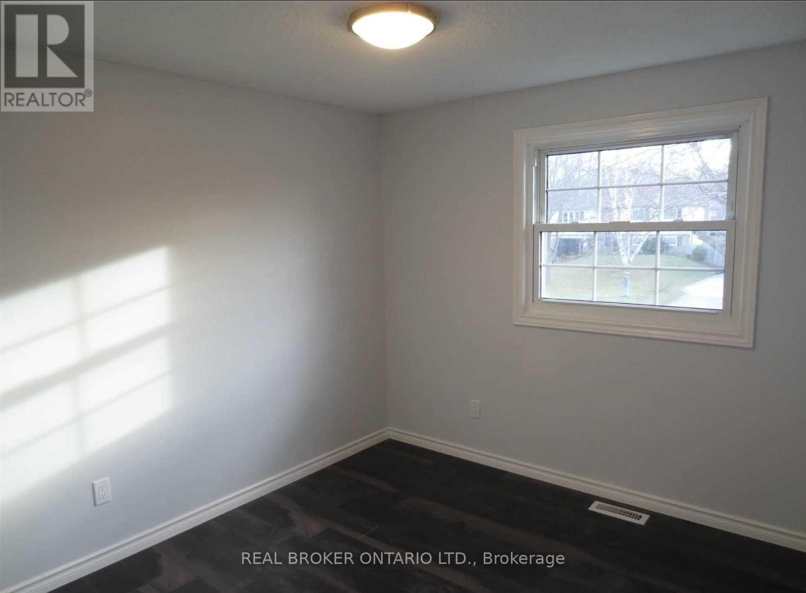 Upper - 18 Chippawa Court, Barrie, Ontario  L4M 5N8 - Photo 20 - S12528570