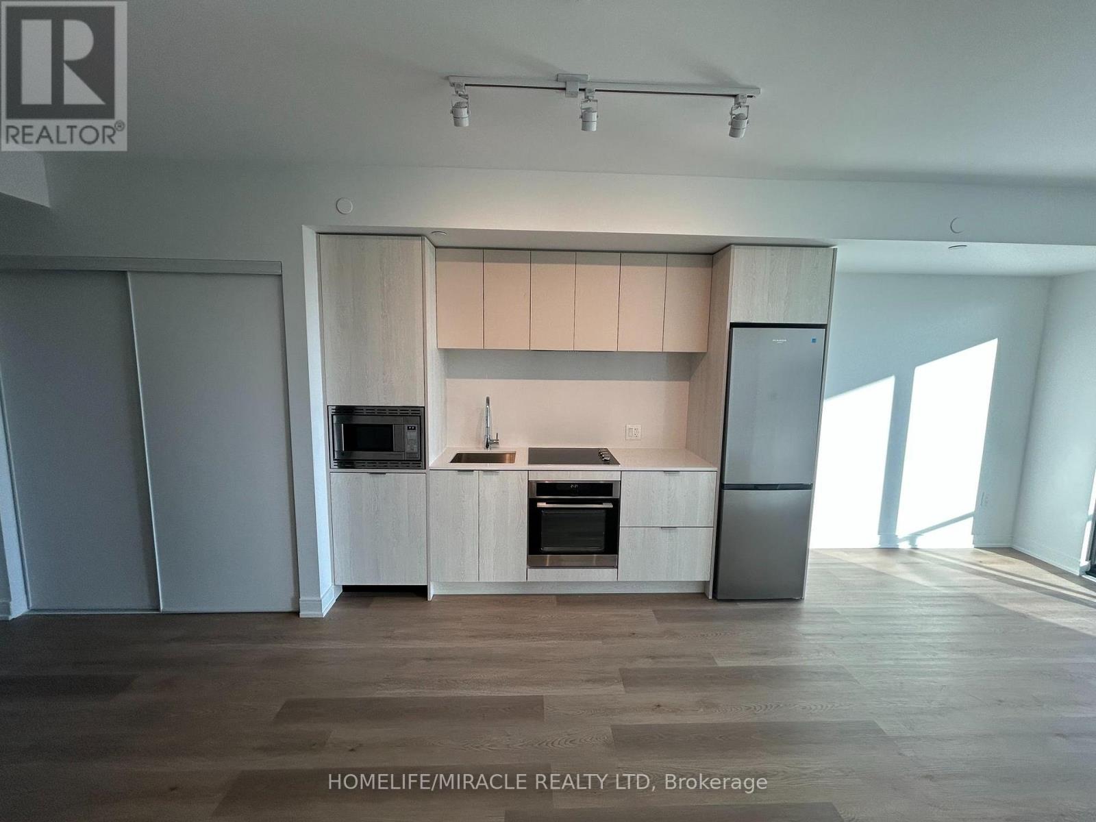 1015 - 3009 Novar Road, Mississauga, Ontario  L5B 1H7 - Photo 3 - W12528682