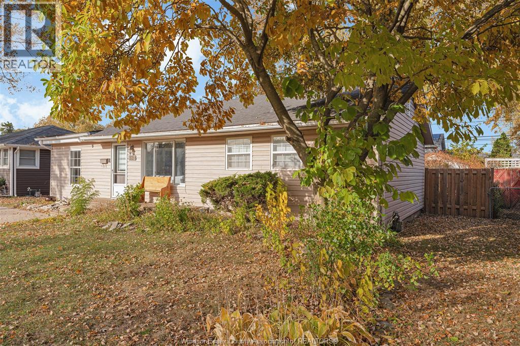 329 Superior Street, Lasalle, Ontario  N9J 1H7 - Photo 3 - 25028420