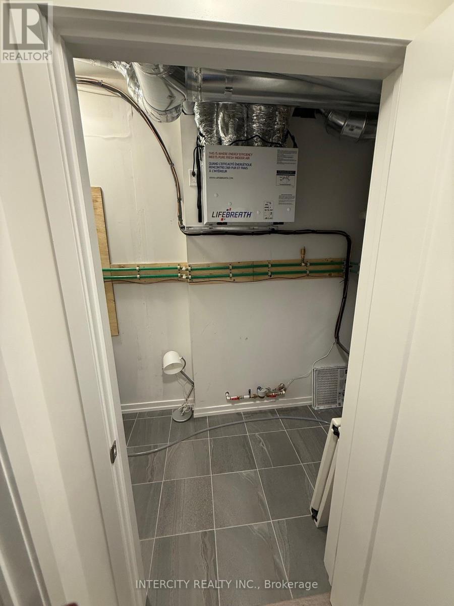 9 - 18 Lytham Green Circle, Newmarket, Ontario  L3Y 0H4 - Photo 12 - N12528826