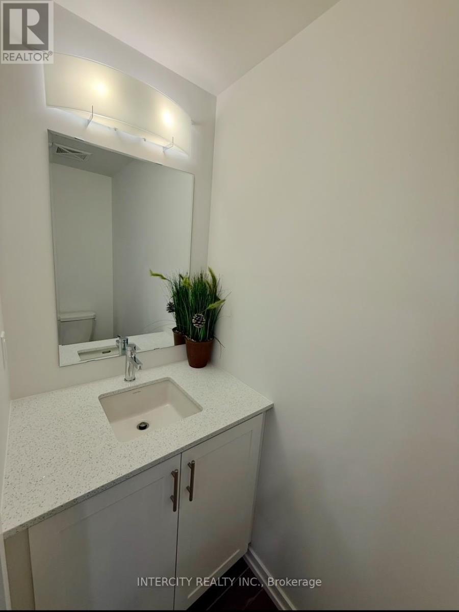 9 - 18 Lytham Green Circle, Newmarket, Ontario  L3Y 0H4 - Photo 6 - N12528826