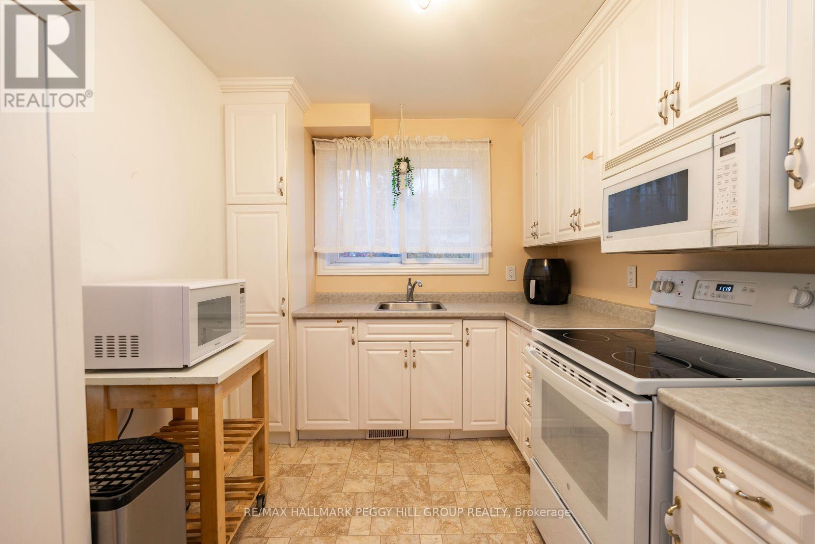 29 Chaucer Crescent, Barrie, Ontario  L4N 4T8 - Photo 2 - S12528772