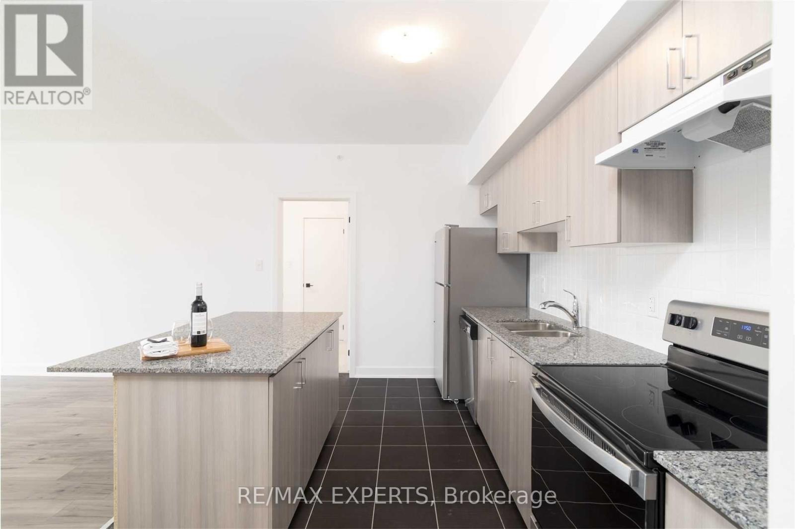 604 - 4 Spice Way, Barrie, Ontario  L9J 0M2 - Photo 3 - S12529010