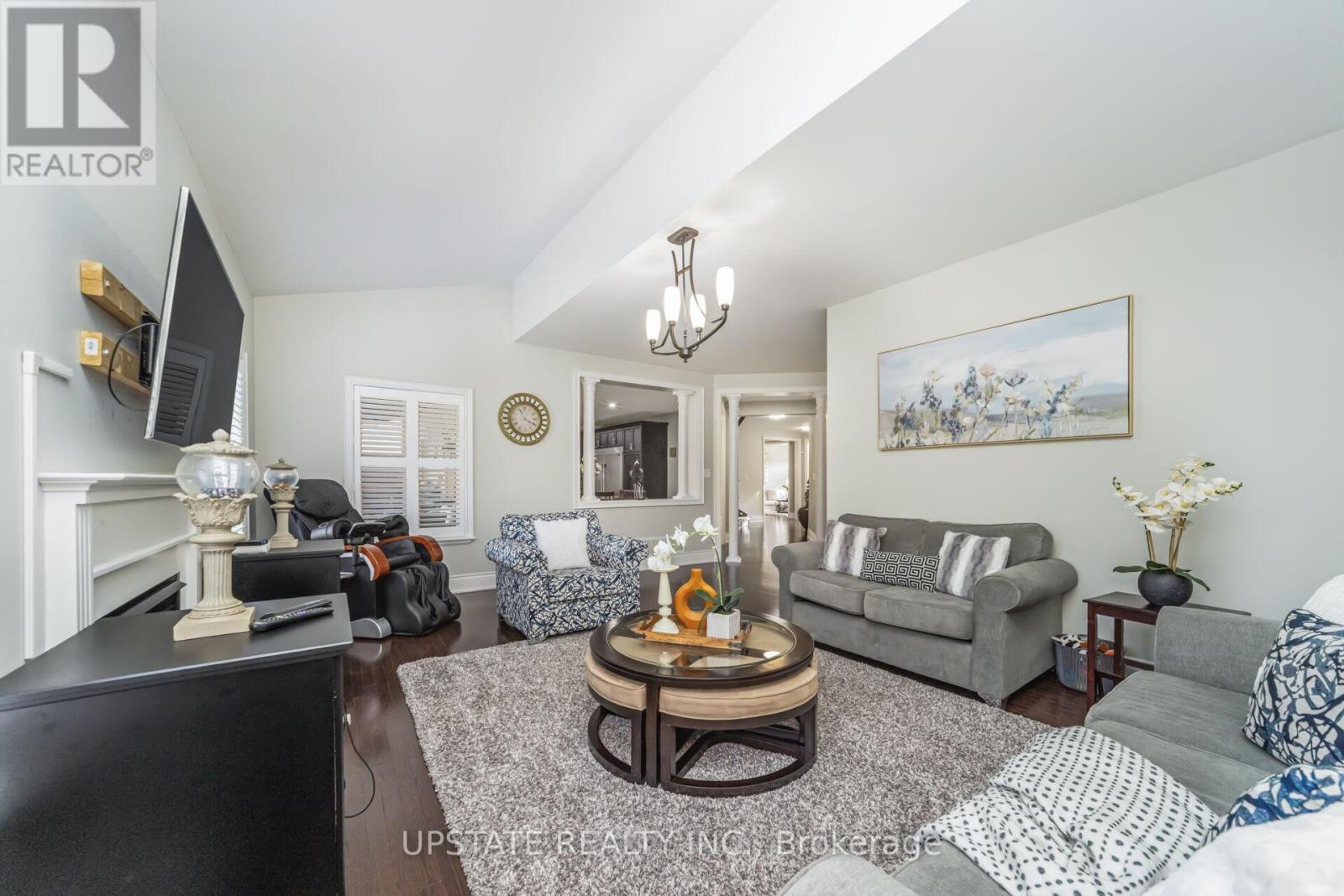 105 Royal West Drive, Brampton, Ontario  L6X 0V6 - Photo 11 - W12528722