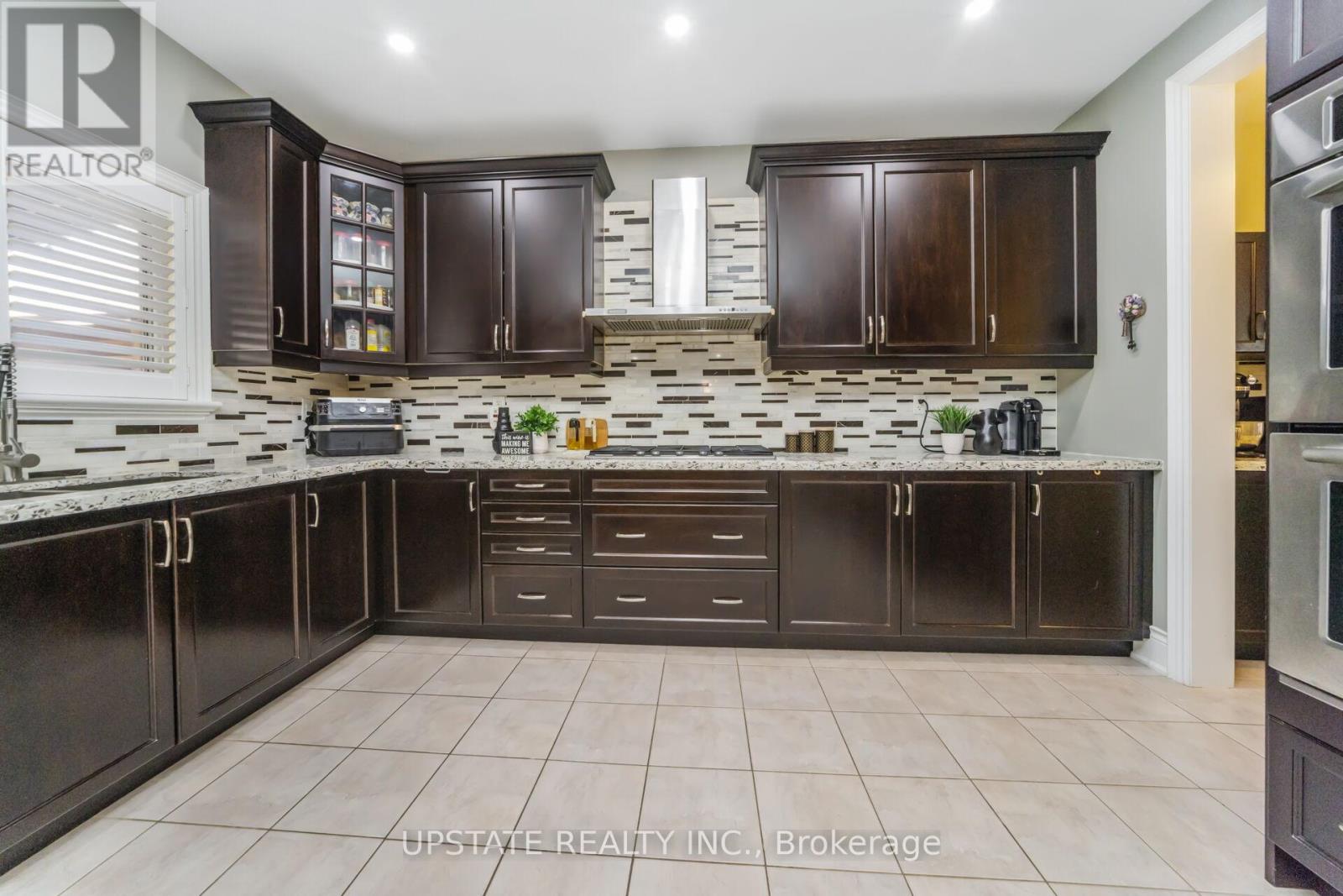 105 Royal West Drive, Brampton, Ontario  L6X 0V6 - Photo 17 - W12528722