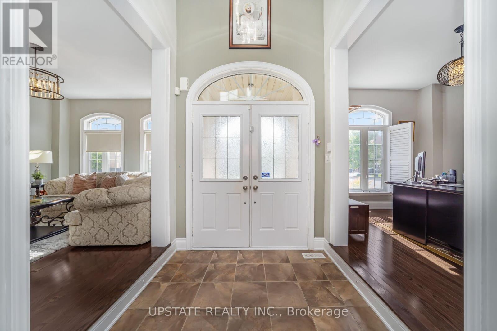 105 Royal West Drive, Brampton, Ontario  L6X 0V6 - Photo 3 - W12528722