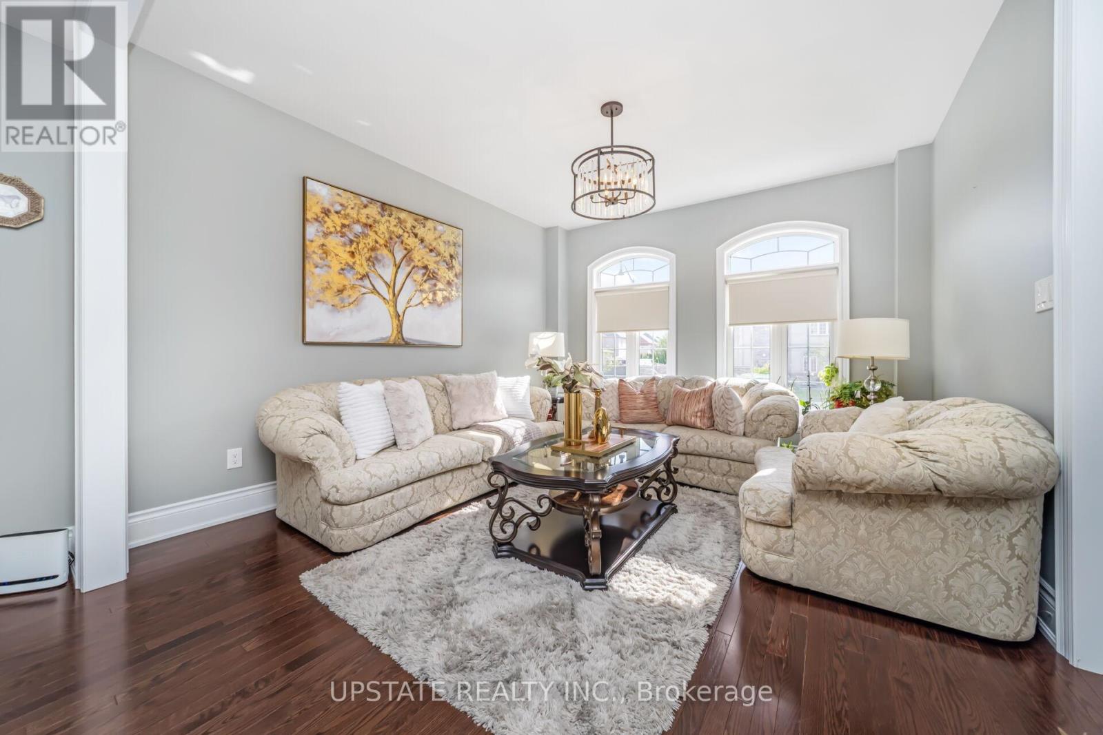 105 Royal West Drive, Brampton, Ontario  L6X 0V6 - Photo 5 - W12528722