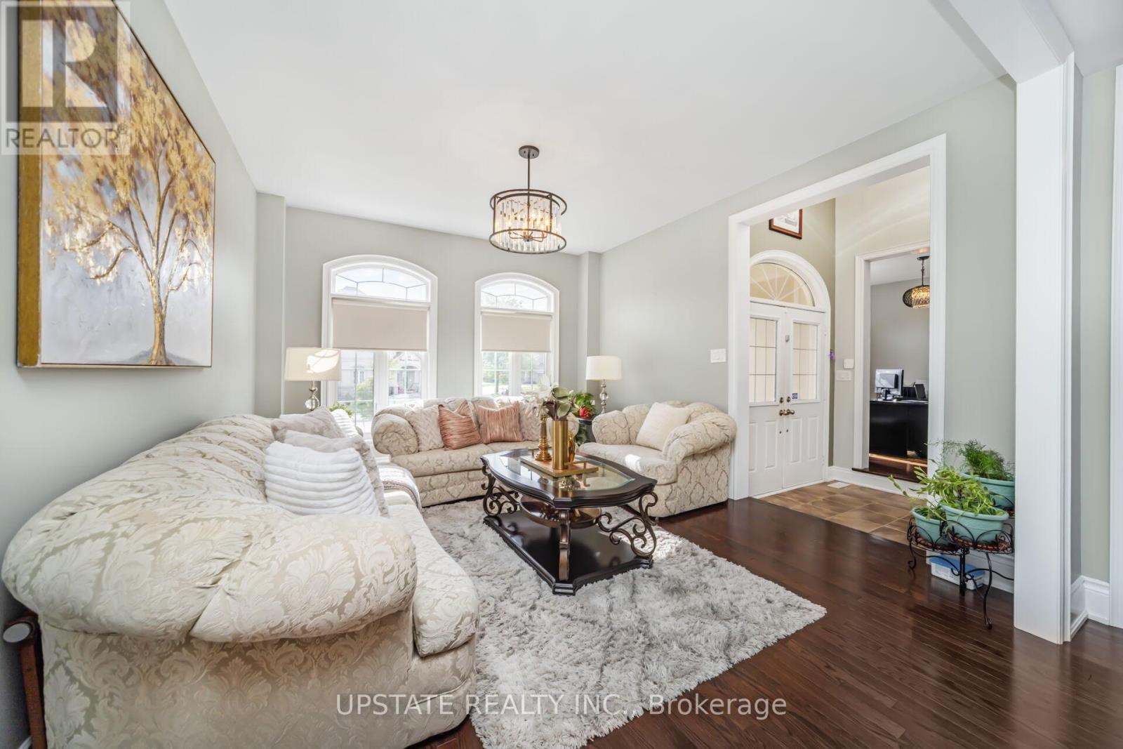 105 Royal West Drive, Brampton, Ontario  L6X 0V6 - Photo 6 - W12528722