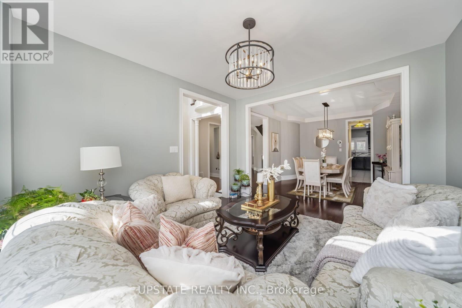 105 Royal West Drive, Brampton, Ontario  L6X 0V6 - Photo 7 - W12528722