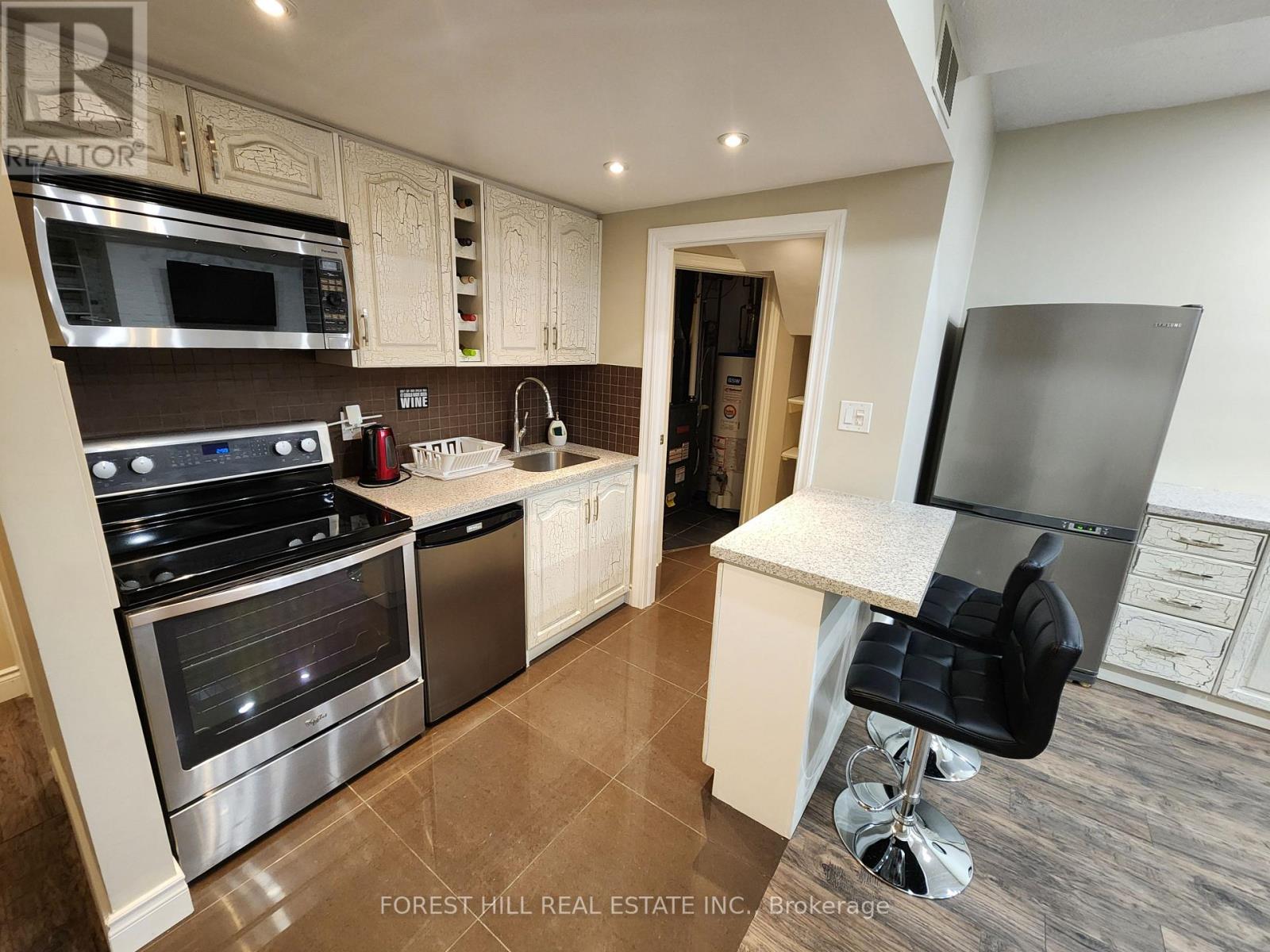 1214 Kos Boulevard, Mississauga, Ontario  L5J 4L7 - Photo 3 - W12528778