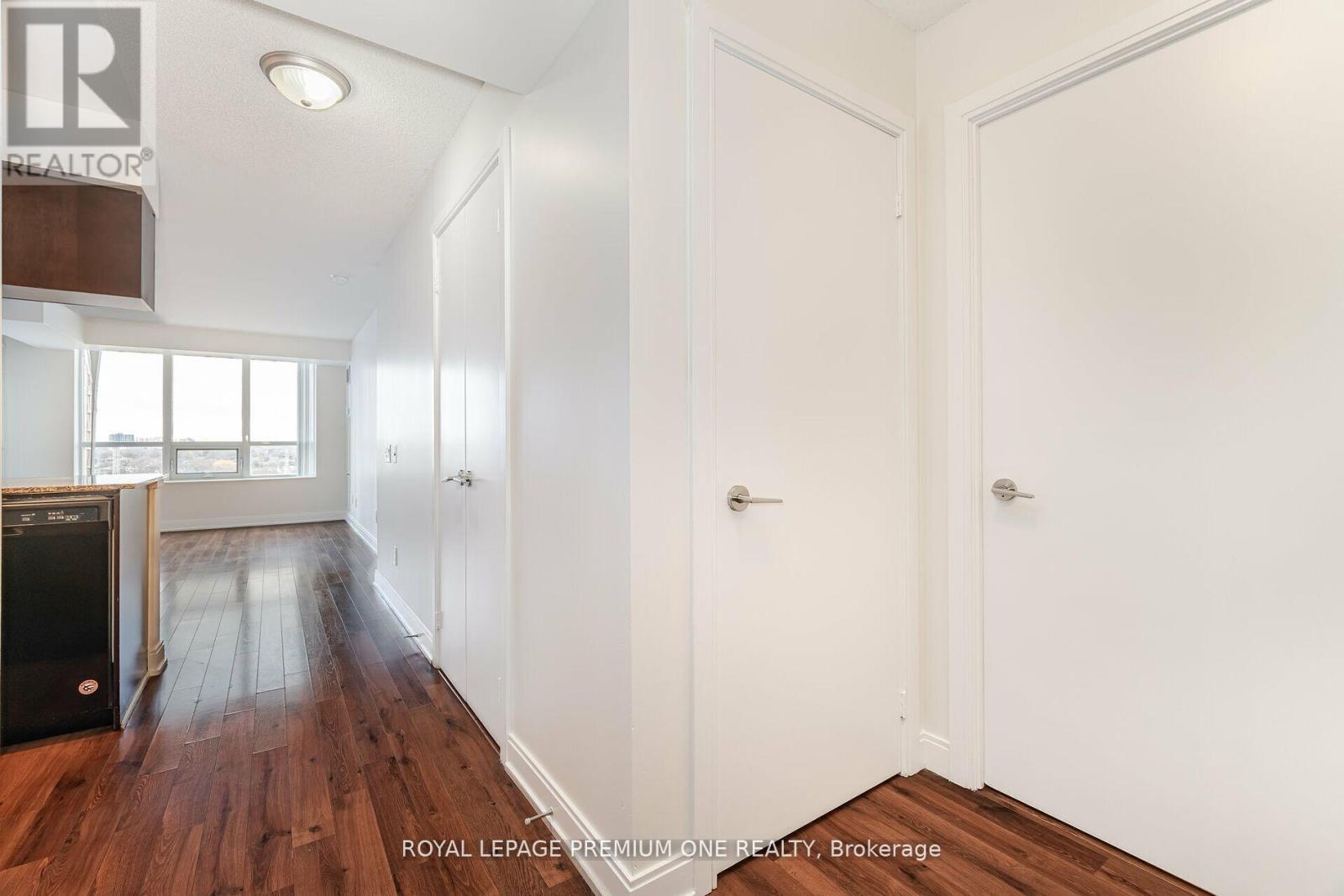 1957 - 25 Viking Lane, Toronto, Ontario  M9B 0A1 - Photo 3 - W12528808