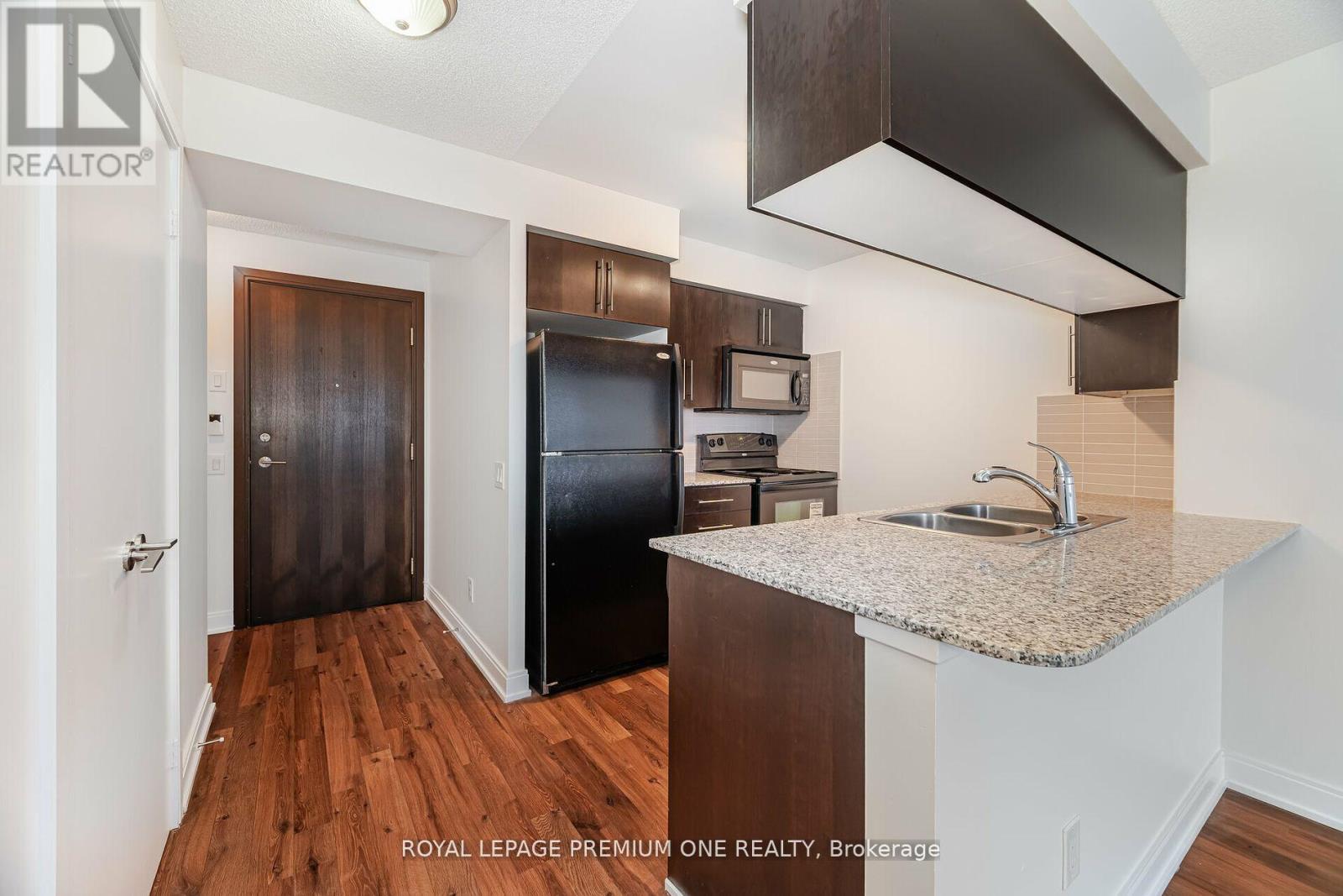 1957 - 25 Viking Lane, Toronto, Ontario  M9B 0A1 - Photo 4 - W12528808