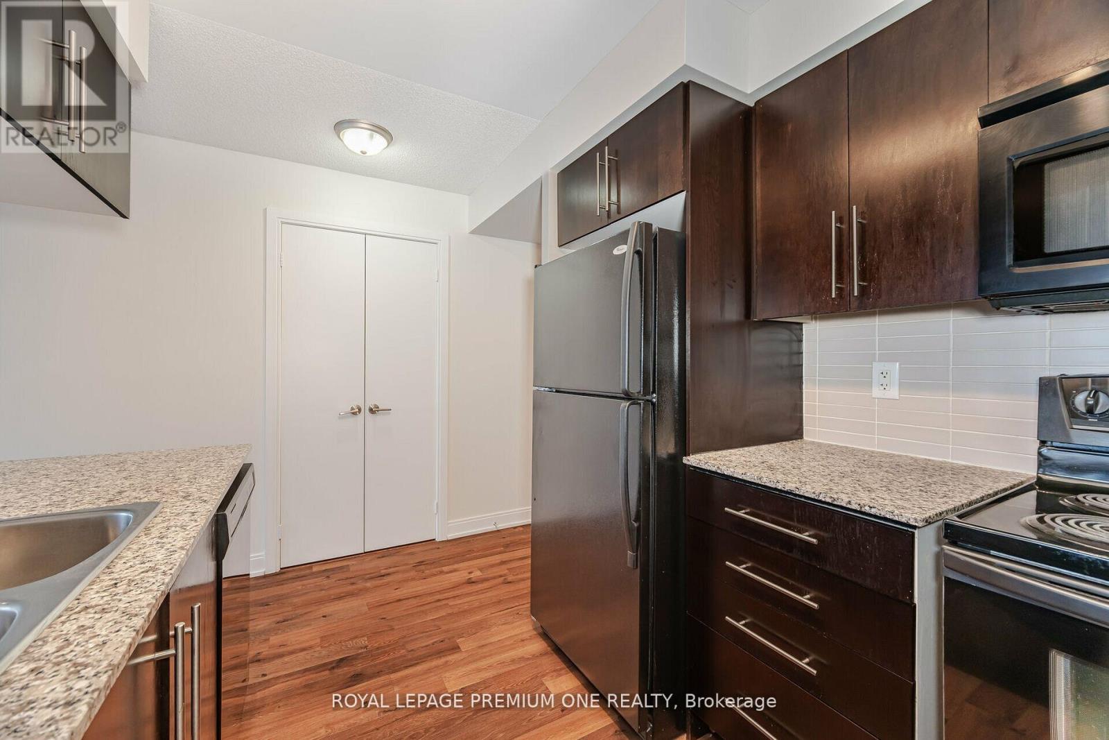 1957 - 25 Viking Lane, Toronto, Ontario  M9B 0A1 - Photo 5 - W12528808