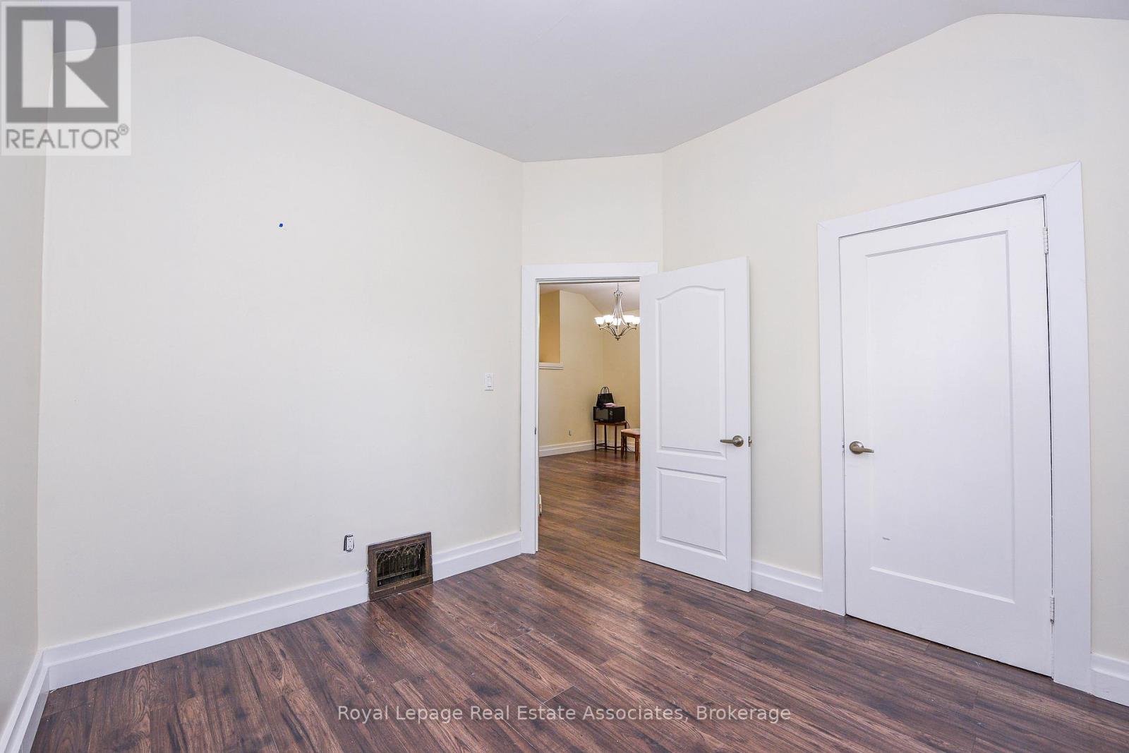 1561 Hurontario Street, Mississauga, Ontario  L5G 3H7 - Photo 10 - W12528854