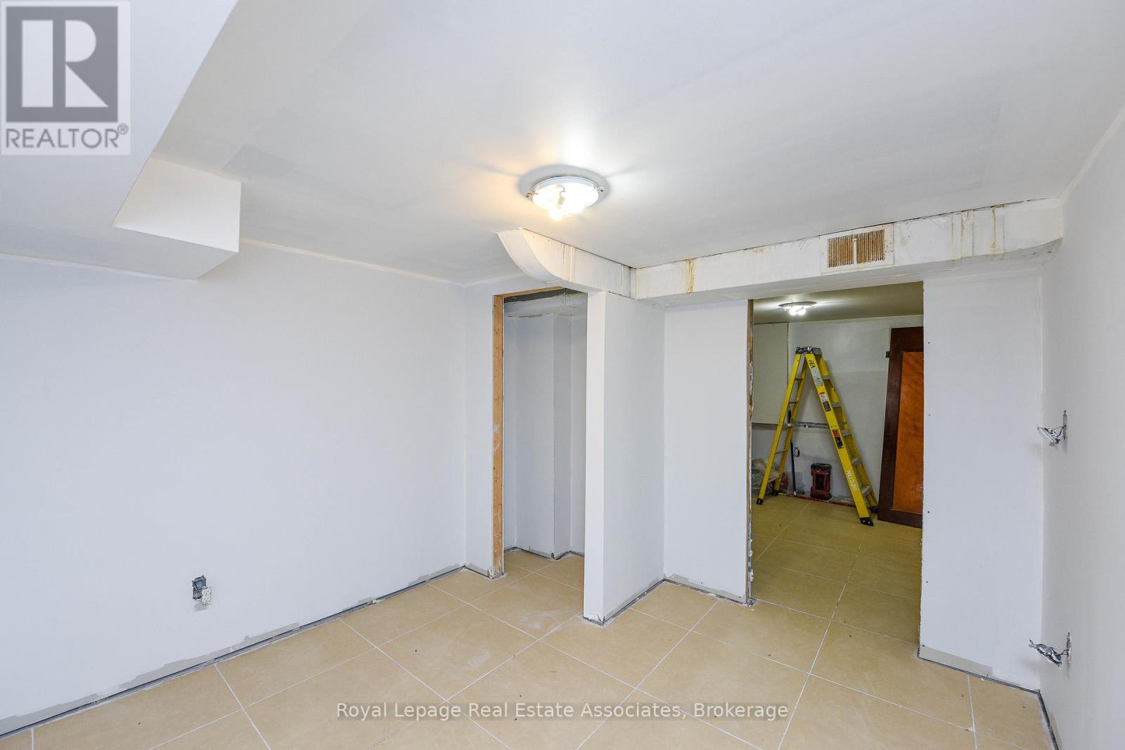 1561 Hurontario Street, Mississauga, Ontario  L5G 3H7 - Photo 21 - W12528854