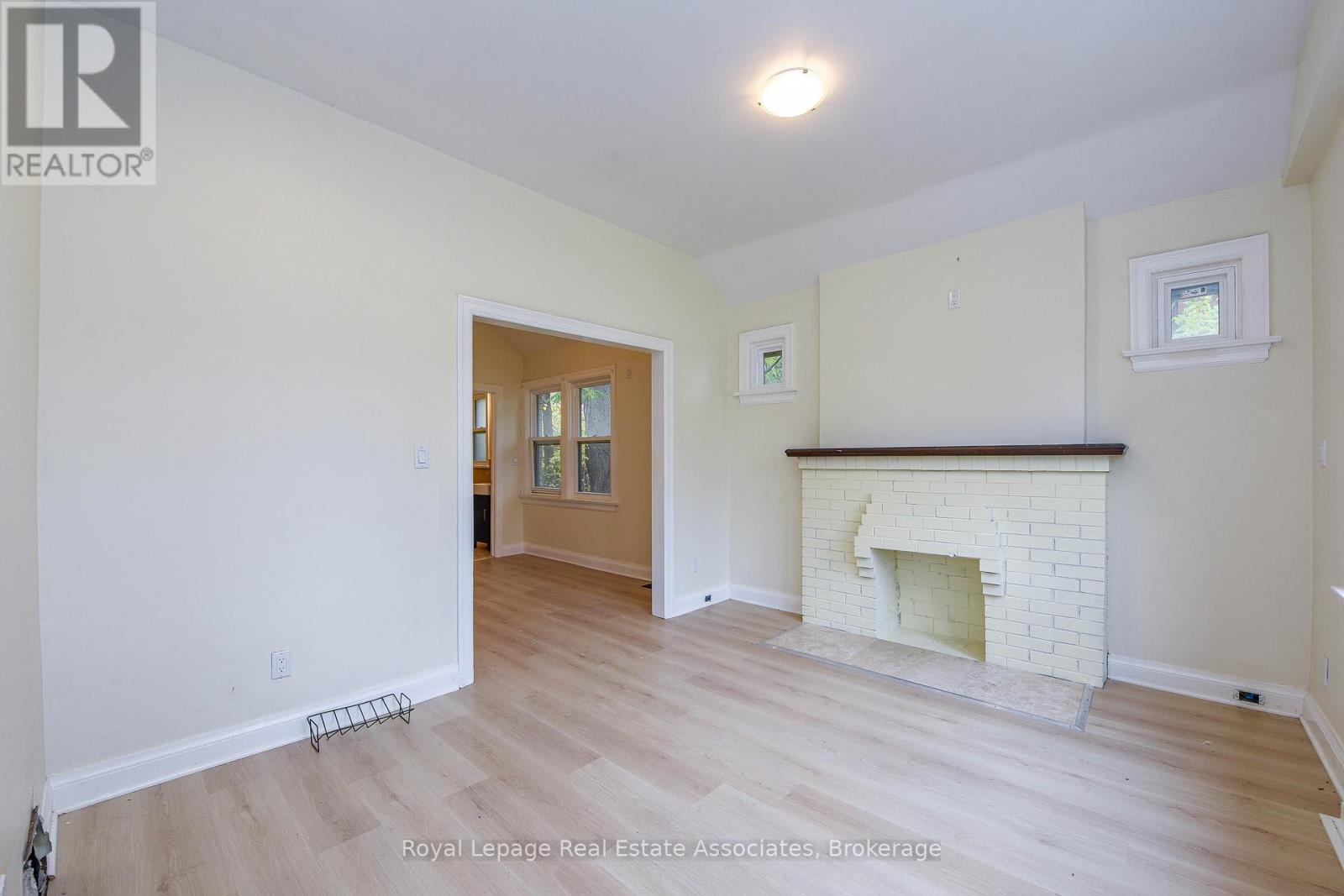 1561 Hurontario Street, Mississauga, Ontario  L5G 3H7 - Photo 3 - W12528854