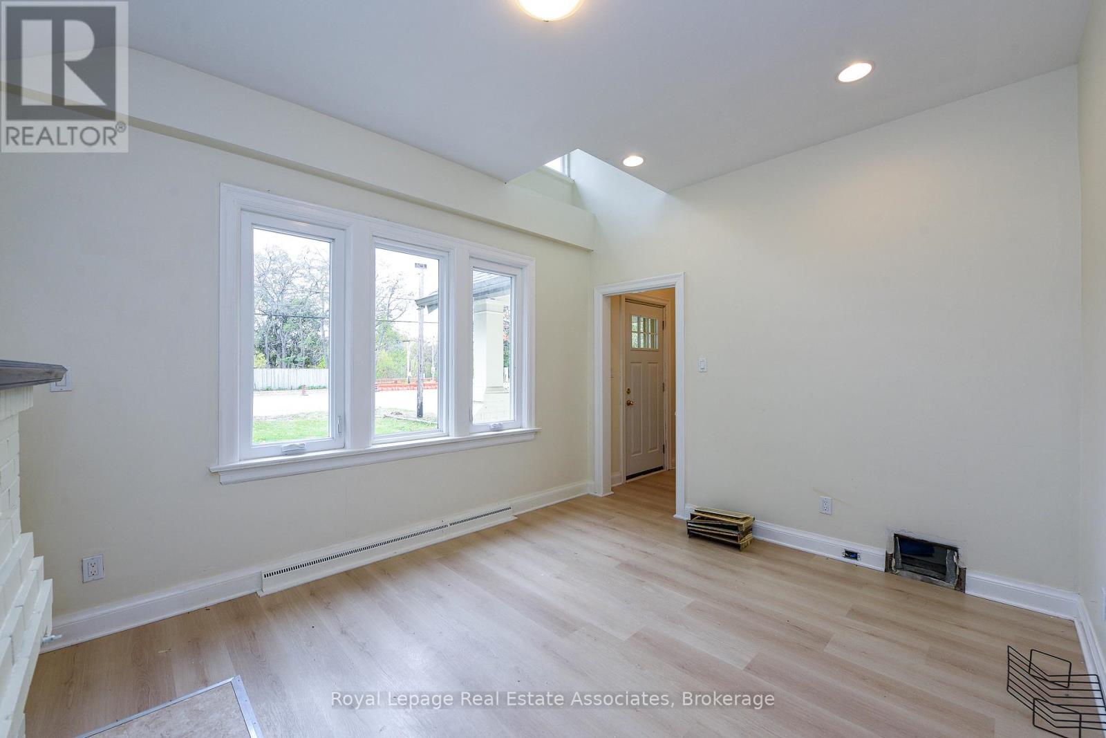 1561 Hurontario Street, Mississauga, Ontario  L5G 3H7 - Photo 4 - W12528854