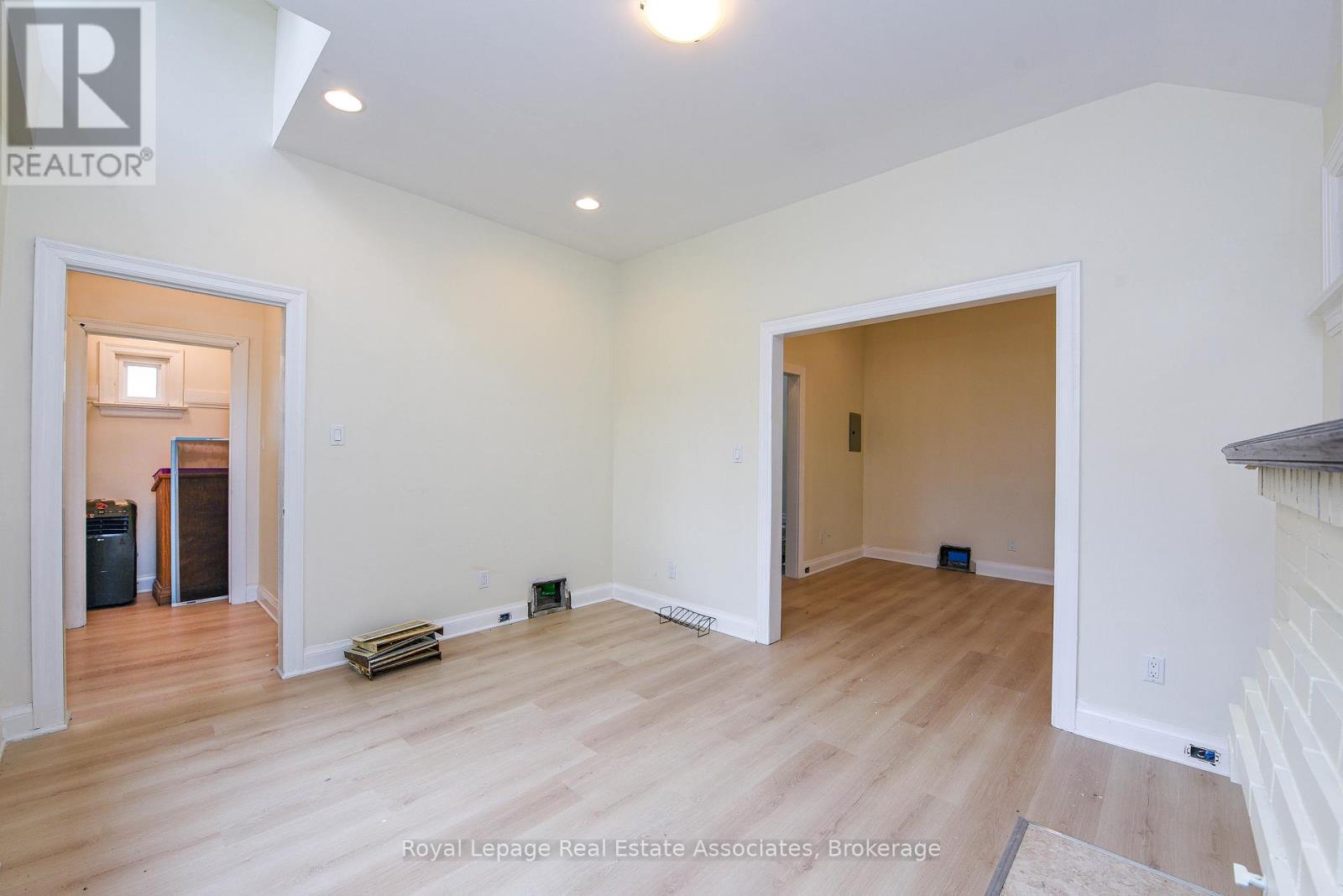 1561 Hurontario Street, Mississauga, Ontario  L5G 3H7 - Photo 5 - W12528854