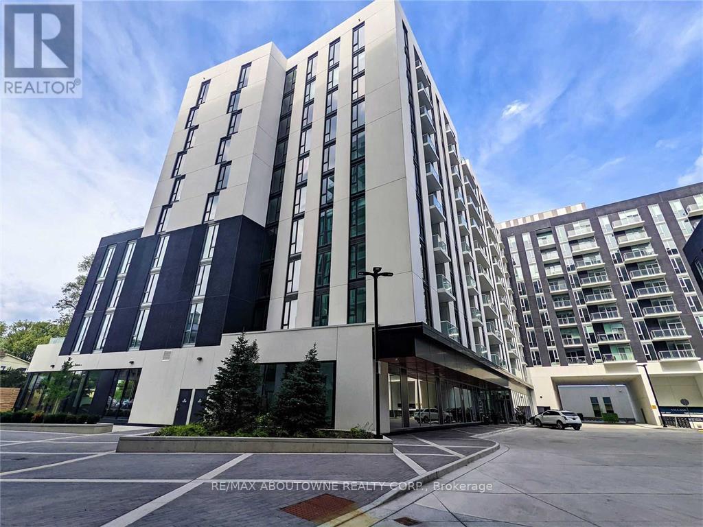 B0909 - 133 Bronte Road, Oakville, Ontario  L6L 3C1 - Photo 2 - W12528862