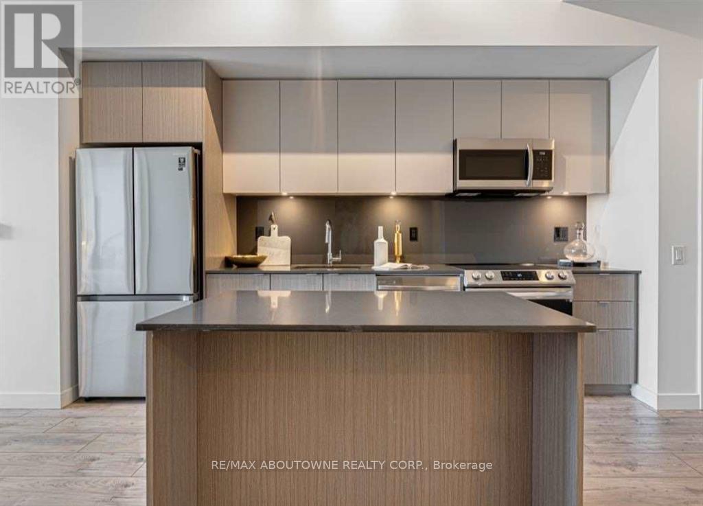 B0909 - 133 Bronte Road, Oakville, Ontario  L6L 3C1 - Photo 4 - W12528862