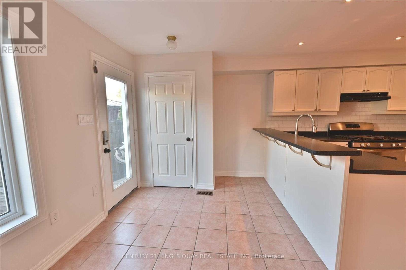 85 Gatwick Drive, Oakville, Ontario  L6H 6V2 - Photo 6 - W12528940