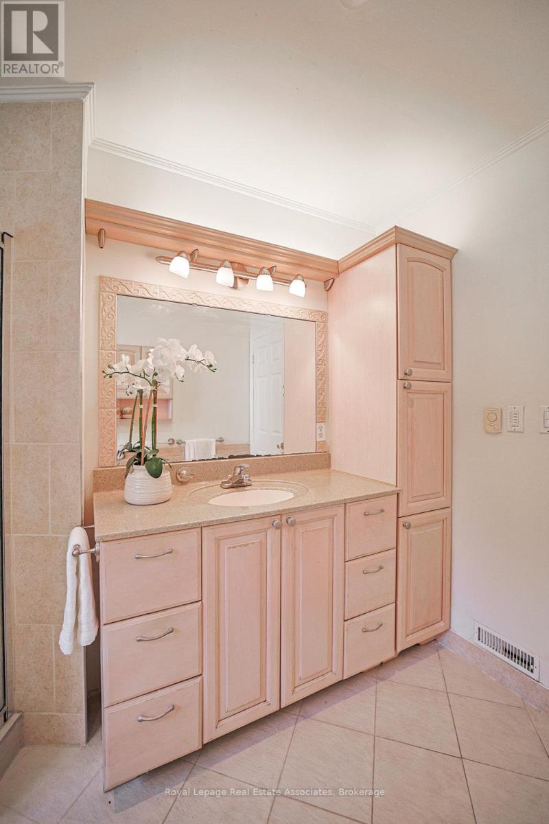 3143 Michael Crescent, Burlington, Ontario  L7M 1V3 - Photo 17 - W12528974