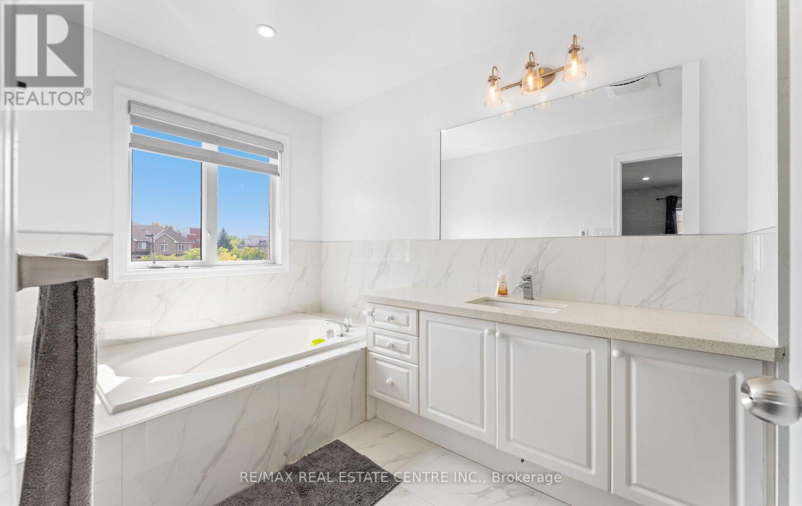 32 - 32 Viewcrest Circle, Toronto, Ontario  M9W 7G5 - Photo 11 - W12528976