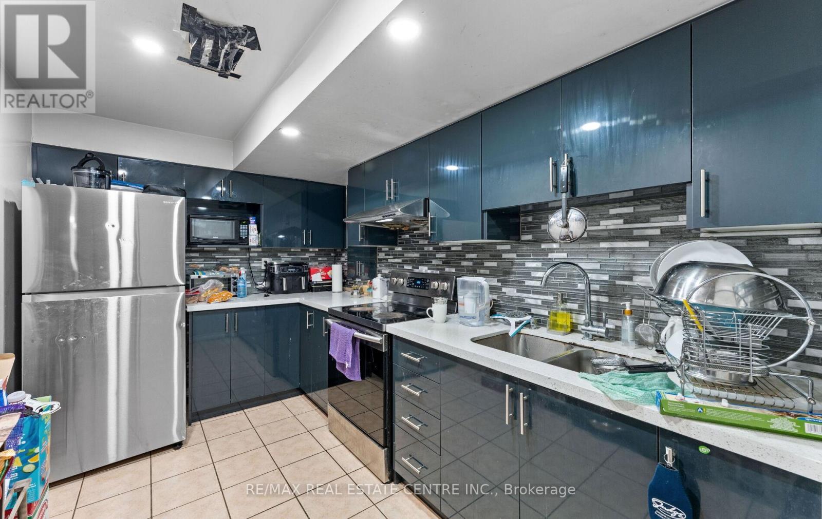 32 - 32 Viewcrest Circle, Toronto, Ontario  M9W 7G5 - Photo 6 - W12528976