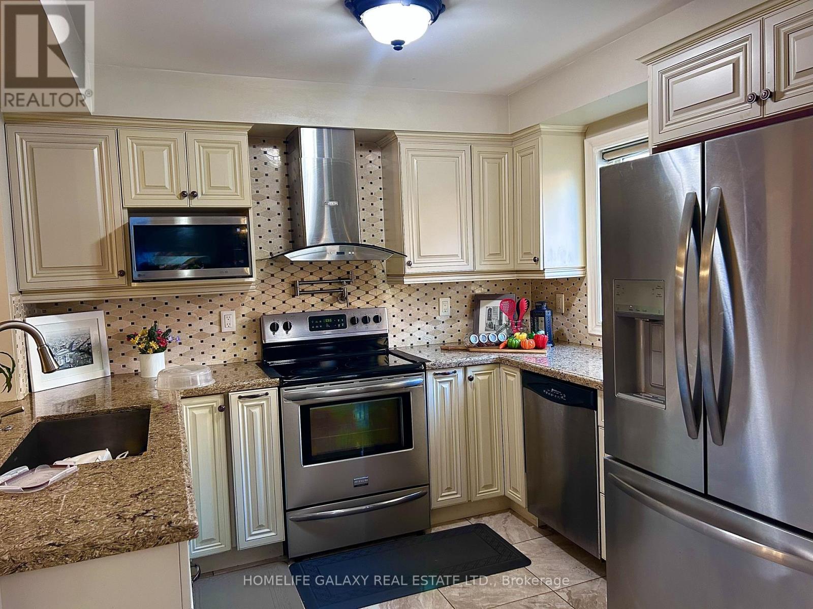 69 Crown Victoria Drive, Brampton, Ontario  L7A 3X1 - Photo 6 - W12528996