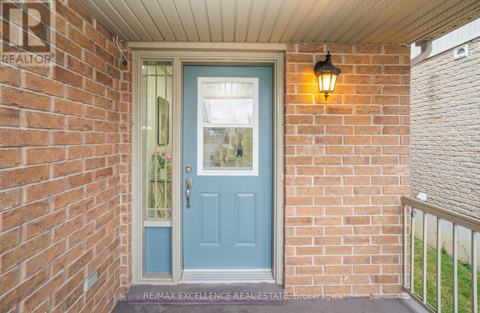 904 Frontenac Crescent, Woodstock, Ontario  N4V 0A8 - Photo 4 - X12528850