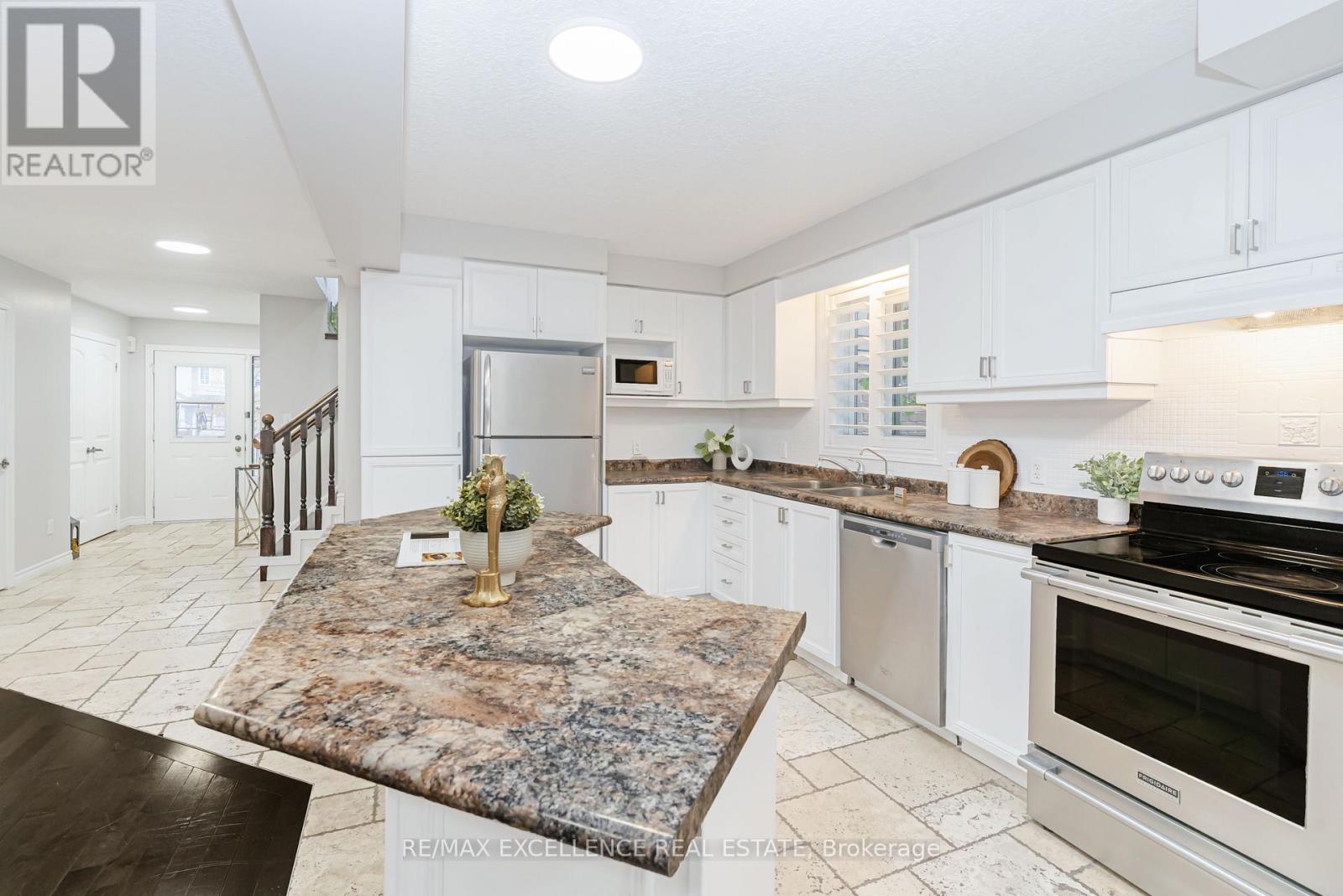 904 Frontenac Crescent, Woodstock, Ontario  N4V 0A8 - Photo 7 - X12528850