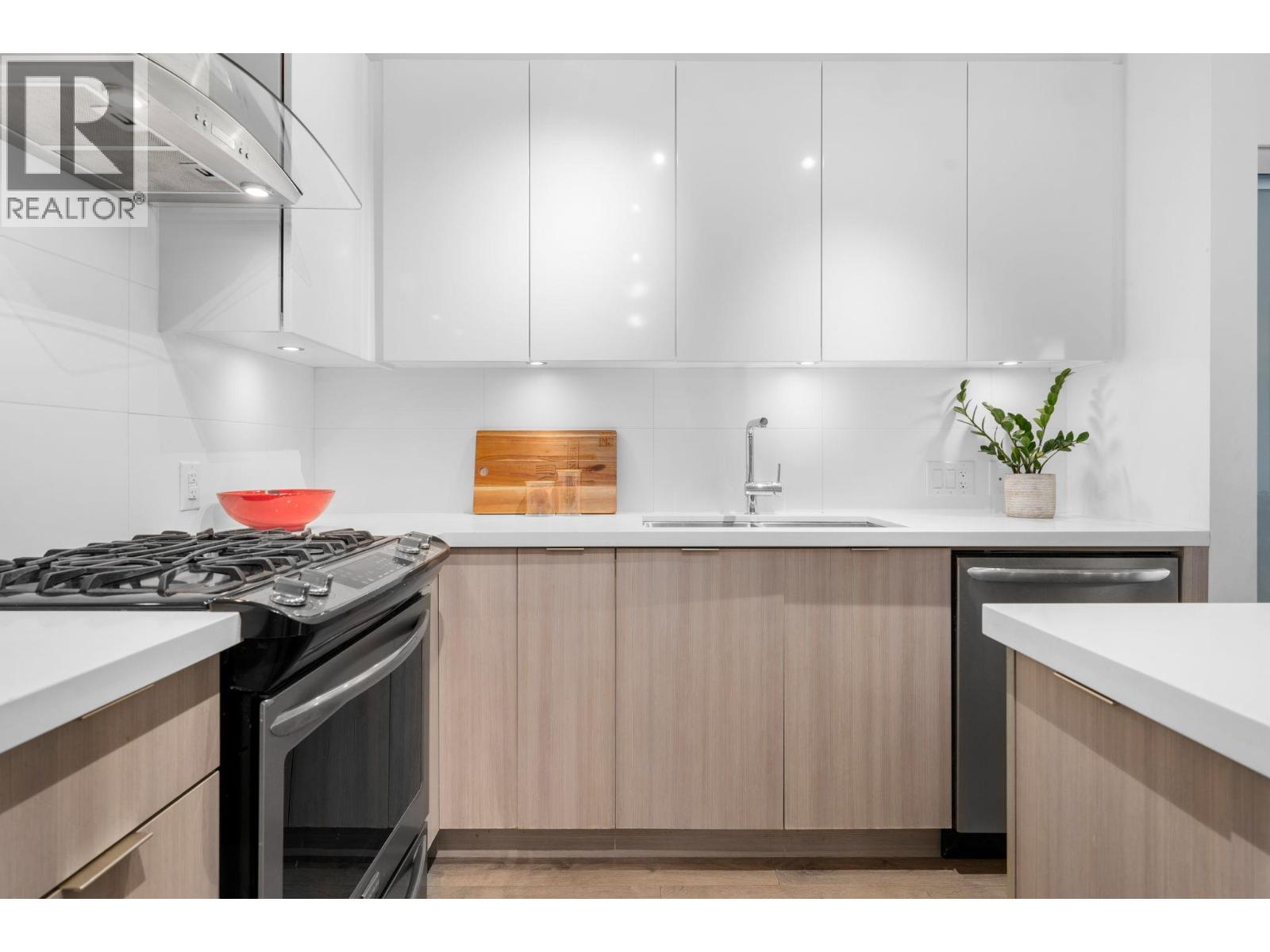 420 3602 Aldercrest Drive, North Vancouver, British Columbia  V7G 0A2 - Photo 3 - R3066057