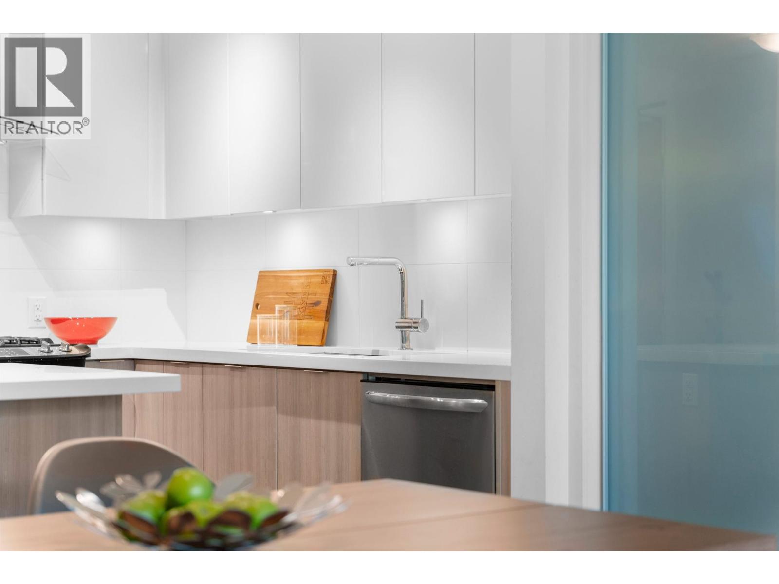 420 3602 Aldercrest Drive, North Vancouver, British Columbia  V7G 0A2 - Photo 5 - R3066057