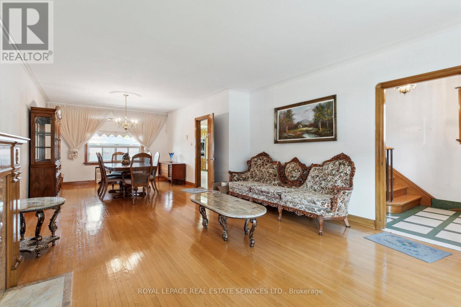 28 Cornelius Parkway, Toronto, Ontario  M6L 2K3 - Photo 11 - W12520784