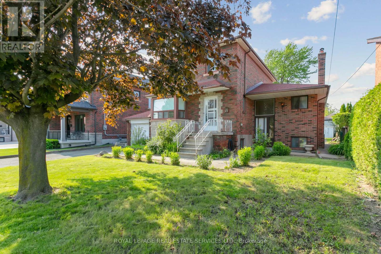 28 Cornelius Parkway, Toronto, Ontario  M6L 2K3 - Photo 2 - W12520784