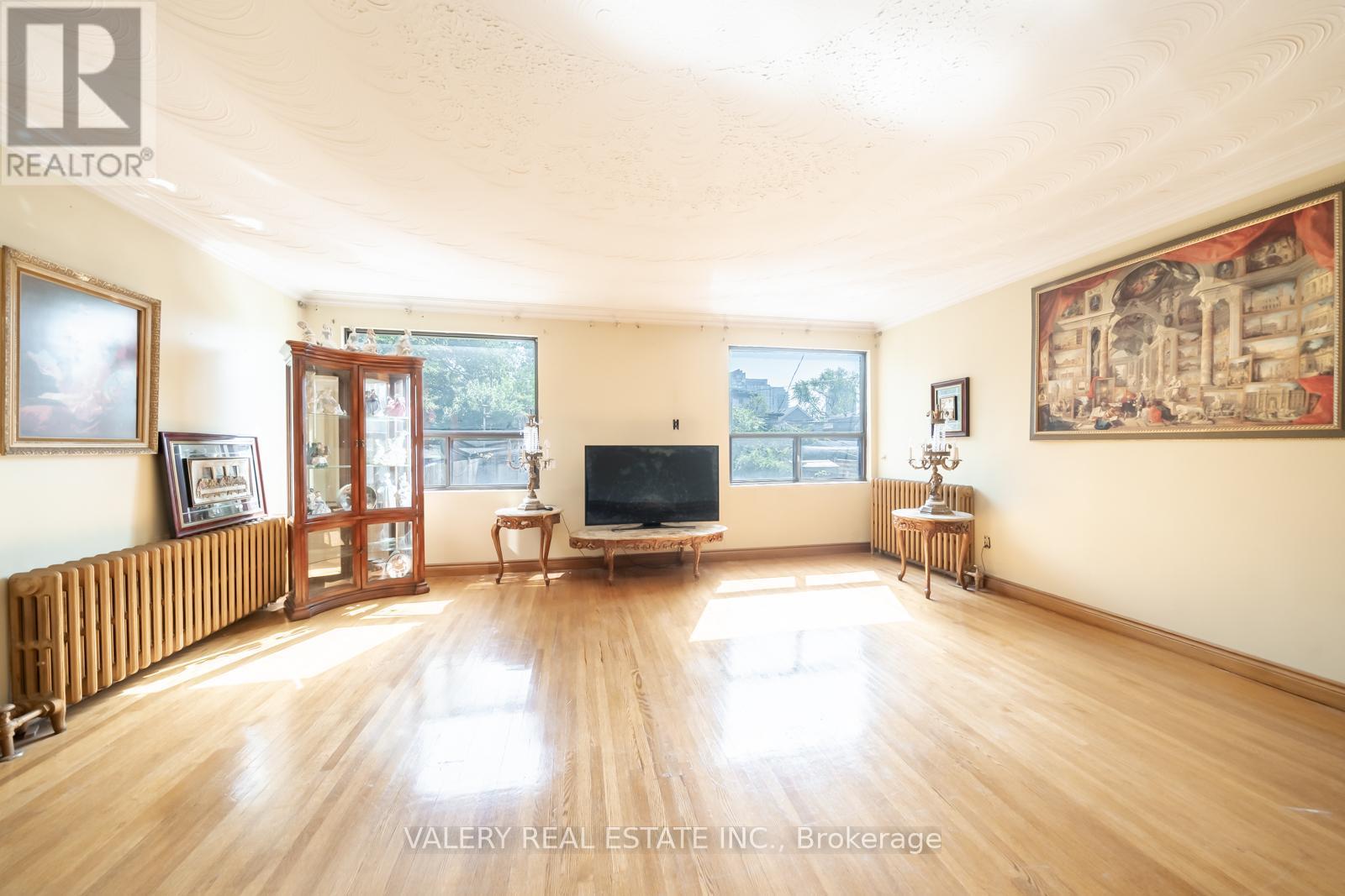 35 Pinewood Avenue, Toronto, Ontario  M6C 2V2 - Photo 15 - C12309106