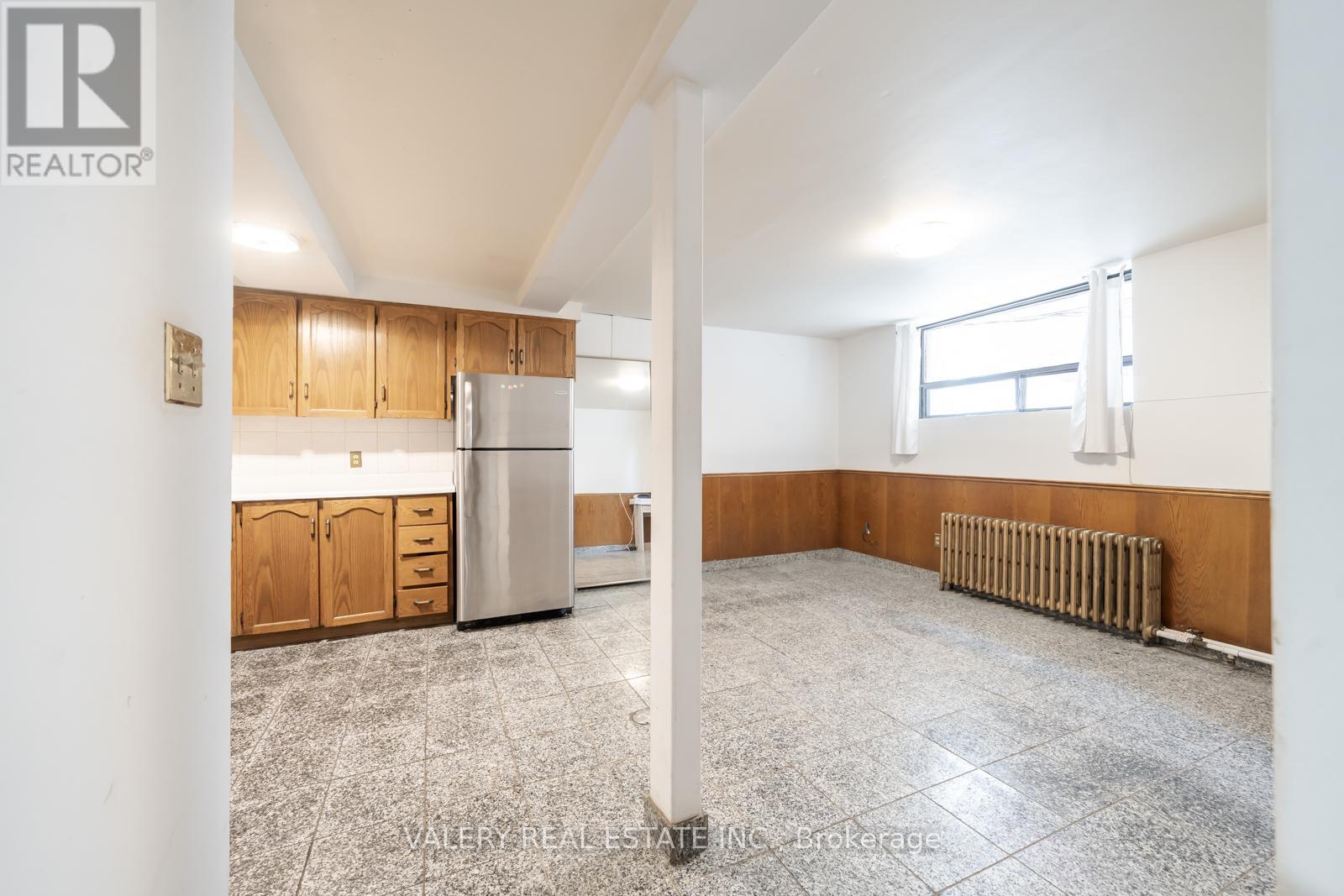 35 Pinewood Avenue, Toronto, Ontario  M6C 2V2 - Photo 24 - C12309106