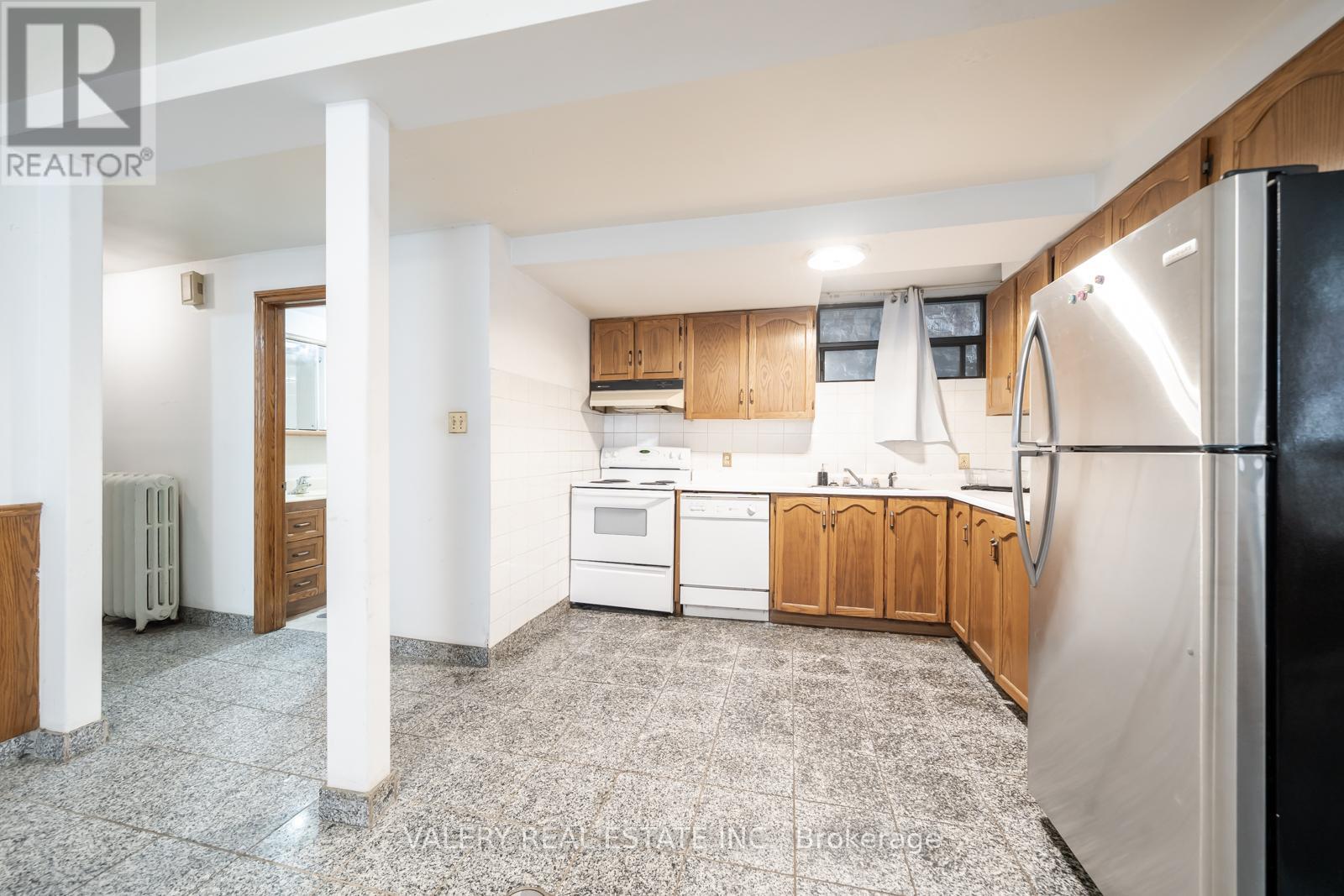 35 Pinewood Avenue, Toronto, Ontario  M6C 2V2 - Photo 23 - C12309106