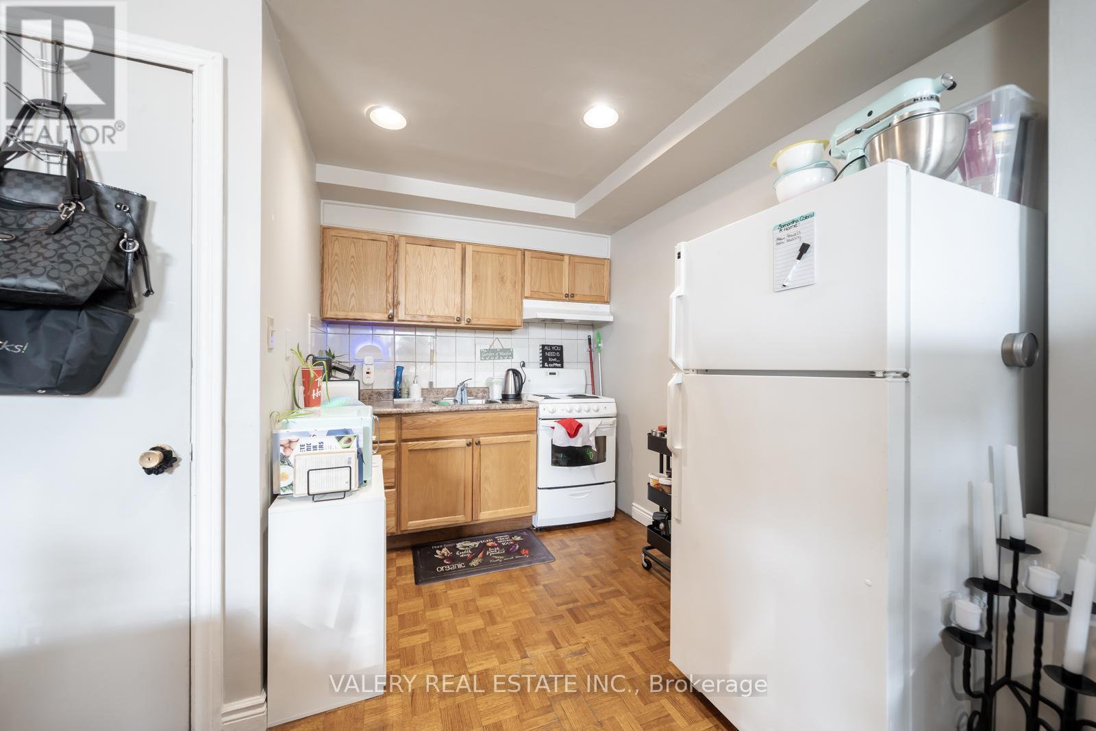 35 Pinewood Avenue, Toronto, Ontario  M6C 2V2 - Photo 21 - C12309106