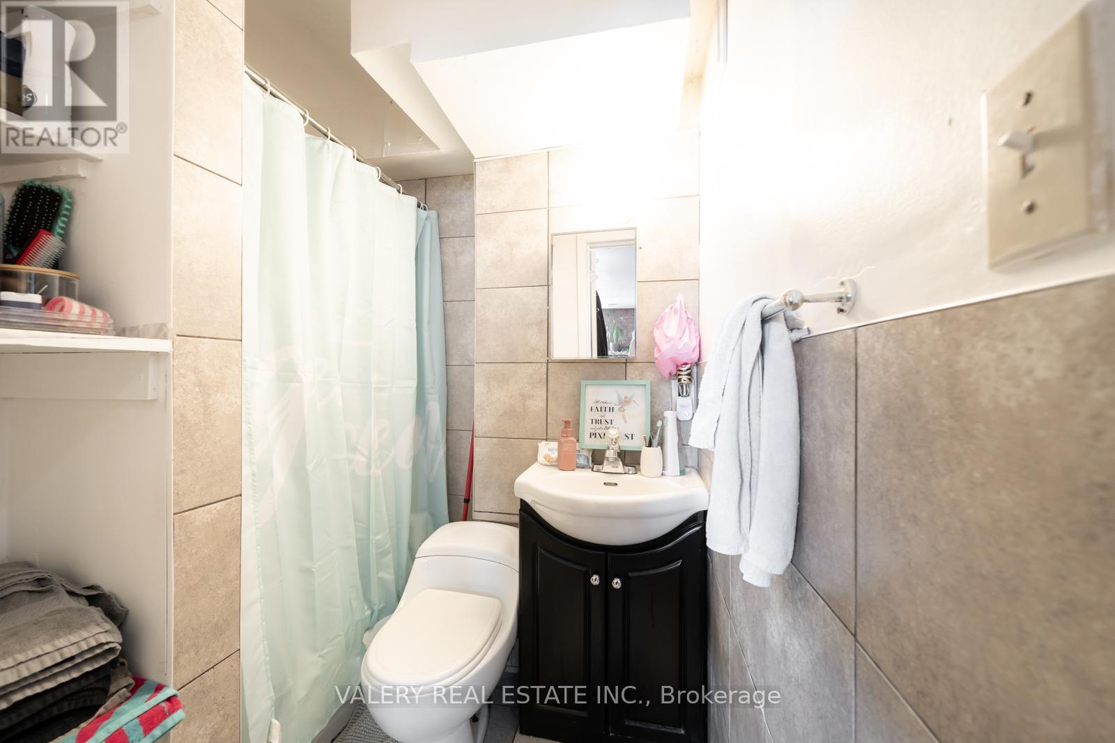 35 Pinewood Avenue, Toronto, Ontario  M6C 2V2 - Photo 22 - C12309106