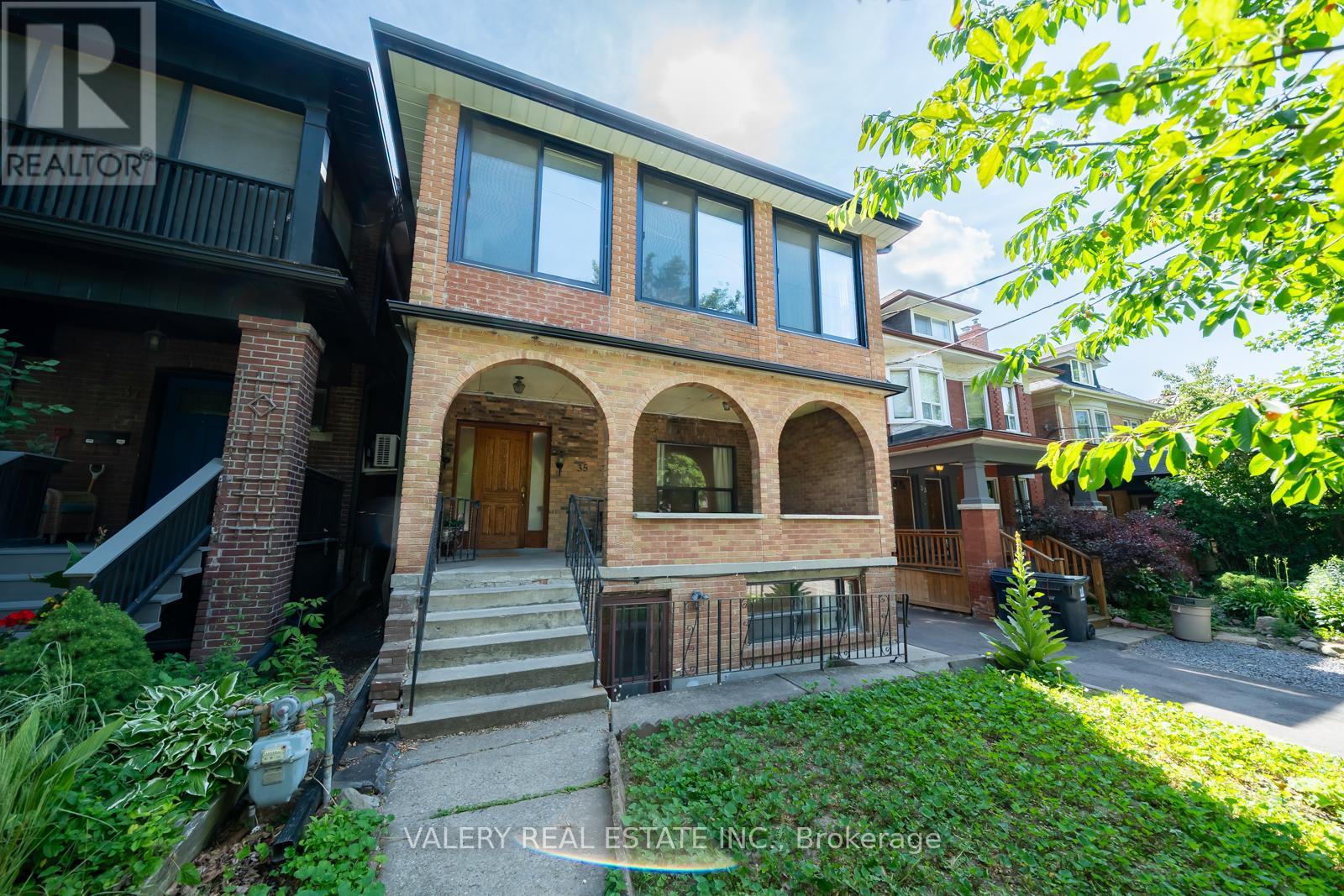 35 PINEWOOD AVENUE, Toronto, Ontario