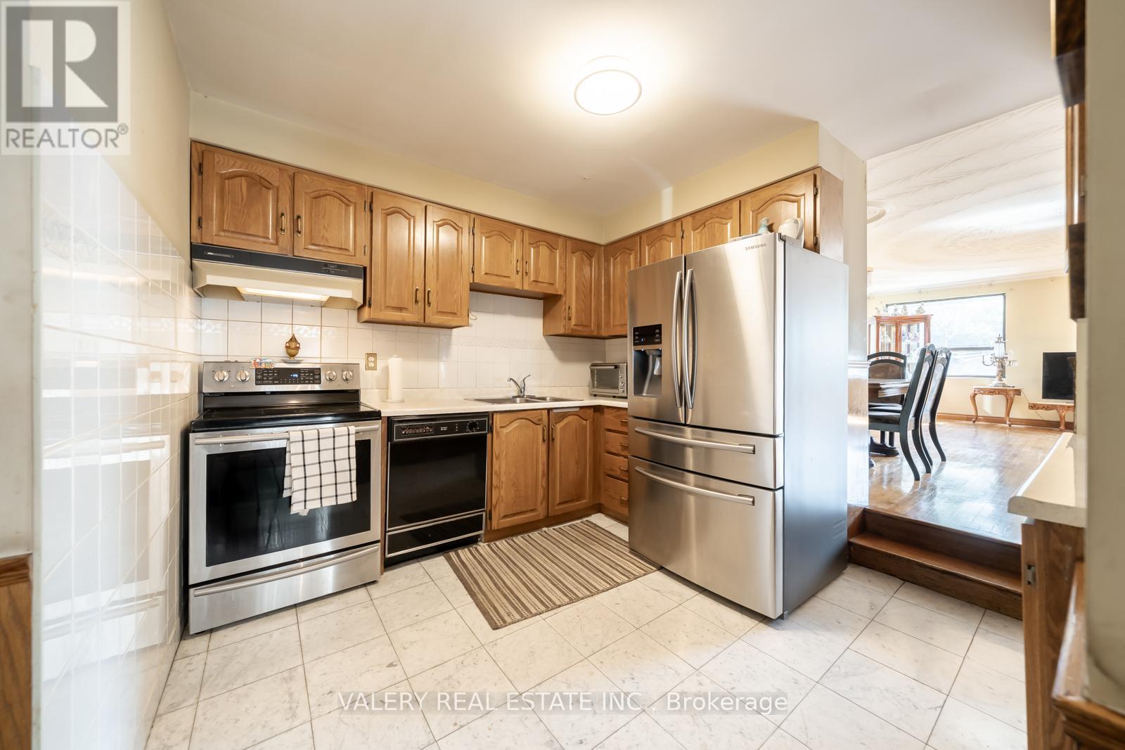 35 Pinewood Avenue, Toronto, Ontario  M6C 2V2 - Photo 13 - C12309106