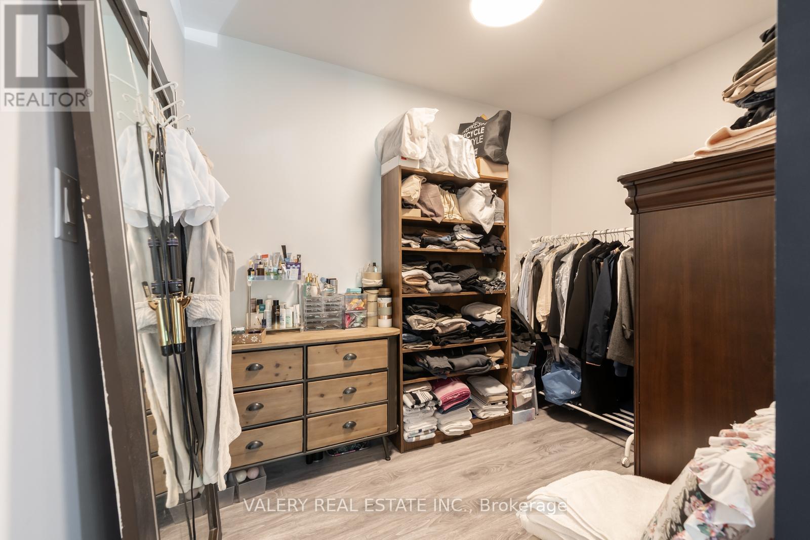 35 Pinewood Avenue, Toronto, Ontario  M6C 2V2 - Photo 9 - C12309106